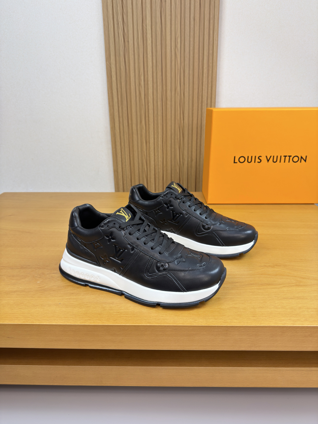 NO:639520,[Louis Vuitton] Louis Vuitton - high-end quality original single casual sports shoes - upper Nappa calfskin, air-pressure brand totem, tongue, heel, silk screen brand logo - lining water-dyed cowhide - outsole ultra-light TPU foam rubber; two-color molded outsole - ultra-high quality control, fine workmanship highlighted (high-end, luxury, grade) -Size  39-44 (38,45, can be customized)·L0118,,louis vuitton,louis vuitton,sneakers,cowhide19860909【Louis Vuitton】路易威登 -高端品质 原单·休闲运动鞋 -鞋面纳帕小牛皮、空压品牌图腾、鞋舌.后跟.丝印品牌logo -内里水染牛皮 -大底超轻TPU发泡.橡胶; 双色成型大底 -超高品控·做工精细凸显(高端·贵气·档次) -Size 39-44（38,45,可订做)·L0118,,louis vuitton,louis vuitton,sneakers,cowhide,Men's shoes