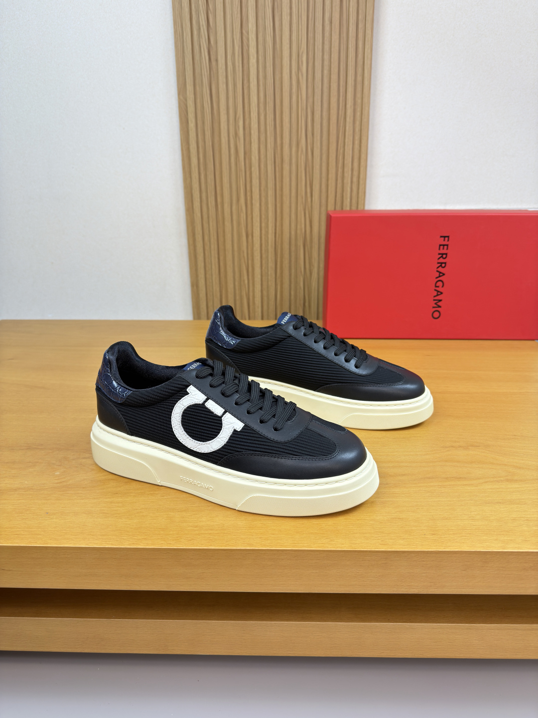 NO:639594,[Ferragamo] Ferragamo - high-end quality original casual sports shoes - upper Nappa calfskin, stone pattern cowhide, high mercerized striped cloth, shoe body. Sewn brand logo totem, tongue. Sewn brand logo cloth label - High mercerized canvas lining, foot pads; water-dyed cowhide - Outsole ultra-light TPU foam rubber; Molded outsole - Ultra-high quality control, fine workmanship highlighted (high-end, luxury, grade) -Size  38-44 (45, 46, can be customized)·FR0157,,ferragamo,ferragamo,sneakers,cowhide19860909【 Ferragamo】菲拉格慕 -高端品质 原单·休闲运动鞋 -鞋面纳帕小牛皮、石头纹牛皮、高丝光条纹布匹、鞋身.车缝品牌logo图腾、鞋舌.车缝品牌logo布标 -内里高丝光帆布,垫脚；水染牛皮 -大底超轻TPU发泡·橡胶; 成型大底 -超高品控·做工精细凸显(高端·贵气·档次) -Size 38-44（45,46,可订做)·FR0157,,ferragamo,ferragamo,sneakers,cowhide,Men's shoes