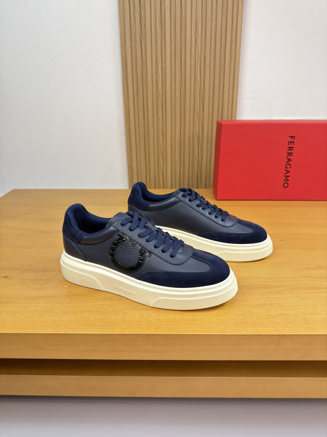 NO:639597,[Ferragamo] Ferragamo - high-end quality original casual sports shoes - upper pebbled calfskin, stone patterned calfskin, suede calfskin, shoe body, sewn brand logo totem, tongue, air pressure brand logo - high mercerized canvas lining, foot pads; water-dyed cowhide - outsole ultra-light TPU foam rubber; molded outsole - ultra-high quality control, fine workmanship highlighted (high-end, luxury, grade) -Size  38-44 (45, 46, can be customized)·FR0157,,ferragamo,ferragamo,sneakers,cowhide19860909【 Ferragamo】菲拉格慕 -高端品质 原单·休闲运动鞋 -鞋面荔纹小牛皮、石头纹牛皮、反绒小牛皮、鞋身.车缝品牌logo图腾、鞋舌.空压品牌logo -内里高丝光帆布,垫脚；水染牛皮 -大底超轻TPU发泡·橡胶; 成型大底 -超高品控·做工精细凸显(高端·贵气·档次) -Size 38-44（45,46,可订做)·FR0157,,ferragamo,ferragamo,sneakers,cowhide,Men's shoes