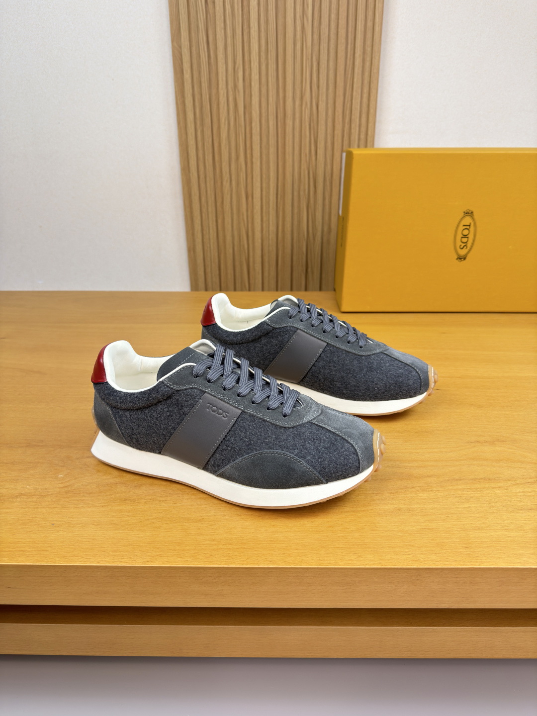 NO:639602,[TOD's] Tods - high-end quality original casual sports shoes - upper high mercerized suede calfskin, open-edge beaded calfskin, branded high mercerized wool flocking cloth, tongue, shoe body, heel, silk screen brand logo - lining water-dyed cowhide - outsole ultra-light wear-resistant velvet rubber; two-color molded outsole - ultra-high quality control and fine workmanship (high-end, luxury, grade) -Size  38-44 (45, can be customized)·TD0157,,Tod's,sneakers,cowhide19860909【TOD's】托德斯 -高端品质 原单·休闲运动鞋 -鞋面高丝光反绒小牛皮、开边珠小牛皮、品牌高丝光羊毛植绒布匹、鞋舌.鞋身.后跟.丝印品牌logo -内里水染牛皮 -大底超轻耐磨绒·橡胶；双色成型大底 -超高品控·做工精细凸显(高端·贵气·档次) -Size 38-44（45,可订做)·TD0157,,Tod's,sneakers,cowhide,Men's shoes