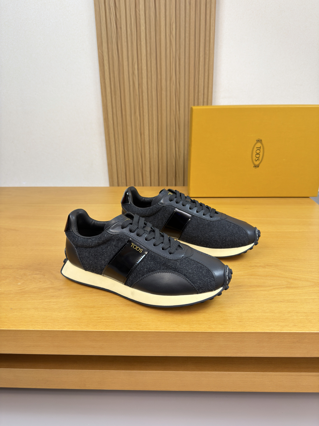 NO:639605,[TOD's] Tods - high-end quality original casual sports shoes - upper Nappa calfskin, open-edge beaded calfskin, brand high mercerized wool flocking cloth, tongue, body, heel, silk screen printing brand logo - lining water-dyed cowhide - outsole ultra-light wear-resistant velvet rubber; two-color molded outsole - ultra-high quality control, fine workmanship (high-end, luxury, grade) -Size  38-44 (45, can be customized)·TD0157,,Tod's,sneakers,cowhide19860909【TOD's】托德斯 -高端品质 原单·休闲运动鞋 -鞋面纳帕小牛皮、开边珠小牛皮、品牌高丝光羊毛植绒布匹、鞋舌.鞋身.后跟.丝印品牌logo -内里水染牛皮 -大底超轻耐磨绒·橡胶；双色成型大底 -超高品控·做工精细凸显(高端·贵气·档次) -Size 38-44（45,可订做)·TD0157,,Tod's,sneakers,cowhide,Men's shoes