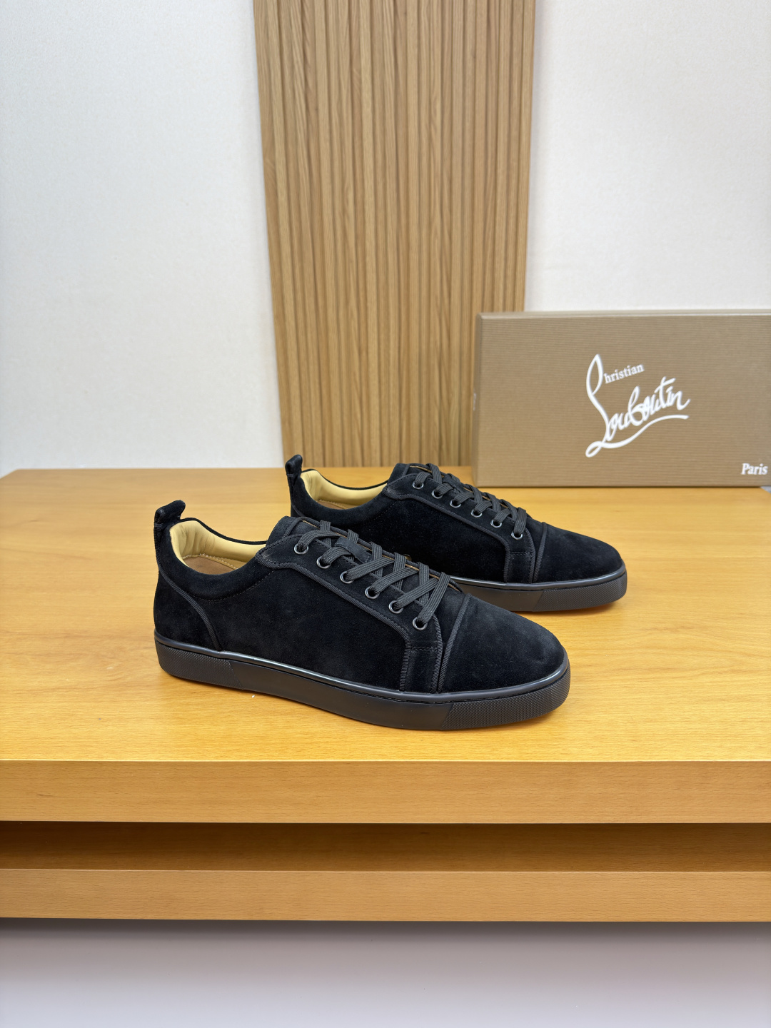 NO:639694,'Christian Louboutin' CL Christie - high-end quality original casual sports sneakers - upper with high mercerized suede calfskin, piping technology, perfect splicing - lining water-dyed cowhide - outsole ultra-light TPR rubber; two-color molded outsole - ultra-high quality control, fine workmanship (high-end, luxury, grade) -Size 39-44 (38, 45, 46, can be customized) · 0146,,cowhide19860909《Christian Louboutin》CL克里斯提 -高端品质 原单·休闲运动板鞋 -鞋面高丝光反绒小牛皮.车滚边工艺、完美拼接 -内里水染牛皮 -大底超轻TPR·橡胶；双色成型大底 -超高品控·做工精细凸显(高端·贵气·档次) -Size 39-44（38,45,46,可订做)·0146,,cowhide,Men's shoes