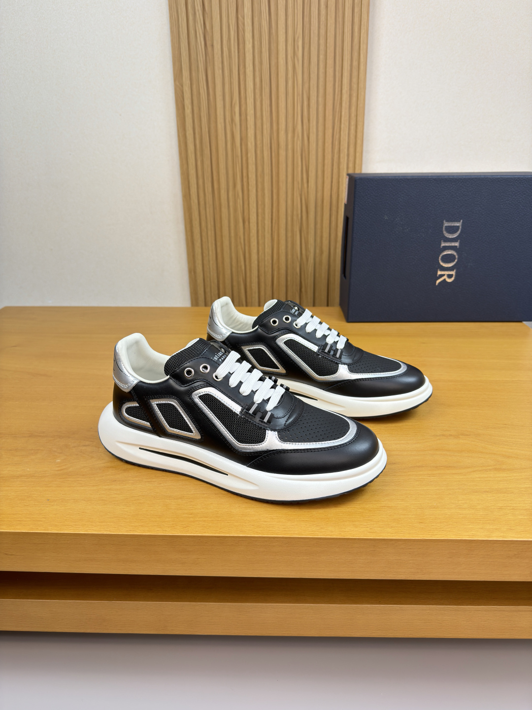 NO:639700,[Dior] Dior - high-end quality original casual sports shoes - upper Nappa calfskin, perforated calfskin, brand high mercerized canvas, tongue. Heel. Silk screen high frequency brand logo - lining water-dyed cowhide, feet; brand canvas - outsole ultra-light TPU. rubber foam; two-color molded outsole - ultra-high quality control, fine workmanship highlighted (high-end, luxury, grade) -Size  39-44 (38,45, can be customized)·DR0181,,dior,dior,sneakers,cowhide19860909【Dior】迪奥 -高端品质 原单·休闲运动鞋 -鞋面纳帕小牛皮、打孔小牛皮、品牌高丝光帆布、鞋舌.后跟.丝印高周波品牌logo -内里水染牛皮,垫脚；品牌帆布 -大底超轻TPU.橡胶发泡; 双色成型大底 -超高品控·做工精细凸显(高端·贵气·档次) -Size 39-44（38,45,可订做)·DR0181,,dior,dior,sneakers,cowhide,Men's shoes