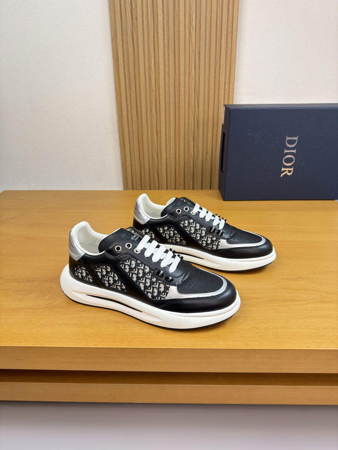 NO:639703,[Dior] Dior - high-end quality original casual sports shoes - upper Nappa calfskin, perforated calfskin, brand totem canvas fabric, tongue. Heel. Silk screen high frequency brand logo - lining water-dyed cowhide, feet; brand canvas - outsole ultra-light TPU. rubber foam; two-color molded outsole - ultra-high quality control, fine workmanship highlighted (high-end, luxury, grade) -Size  39-44 (38,45, can be customized)·DR0181,,dior,dior,sneakers,cowhide19860909【Dior】迪奥 -高端品质 原单·休闲运动鞋 -鞋面纳帕小牛皮、打孔小牛皮、品牌图腾帆布布匹、鞋舌.后跟.丝印高周波品牌logo -内里水染牛皮,垫脚；品牌帆布 -大底超轻TPU.橡胶发泡; 双色成型大底 -超高品控·做工精细凸显(高端·贵气·档次) -Size 39-44（38,45,可订做)·DR0181,,dior,dior,sneakers,cowhide,Men's shoes