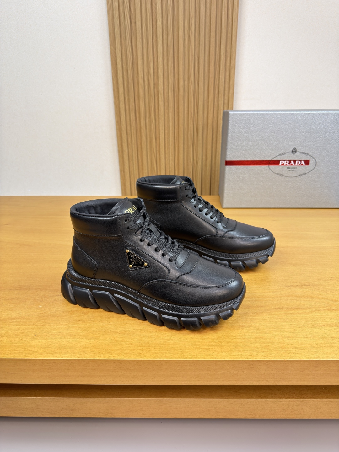 NO:639762,【PRADA】Prada - High-end quality original order·High-top casual sports shoes -Nappa calfskin upper, shoe body. Sewn brand logo metal fasteners, tongue. Silk-screen brand logo -Water dyed cowhide inside -Outsole ultra-light TPU foam; molded outsole -Ultra-high quality control·Fine workmanship highlights (high-end·luxury·grade) -Size  38-44 (45, can be customized)·03303,,prada,prada,sneakers,cowhide19860909【PRADA】普拉达 -高端品质 原单·高帮休闲运动鞋 -鞋面纳帕小牛皮、鞋身.车缝品牌logo金属扣件、鞋舌.丝印品牌logo -内里水染牛皮 -大底超轻TPU发泡；成型大底 -超高品控·做工精细凸显(高端·贵气·档次) -Size 38-44（45,可订做)·03303,,prada,prada,sneakers,cowhide,Men's shoes