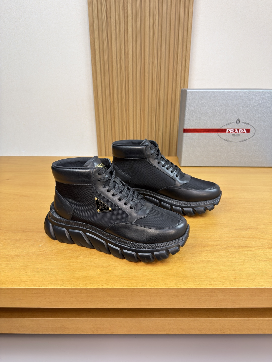 NO:639760,【PRADA】Prada - High-end quality original high-top casual sports shoes - Nappa calfskin upper, brand high mercerized canvas, shoe body. Sewing brand logo metal fasteners, tongue. Silk-screen brand logo - Water-dyed cowhide lining - Ultra-light TPU foam outsole; molded outsole - Ultra-high quality control, fine workmanship highlighted (high-end, luxury, grade) -Size  38-44 (45, can be customized)·03303,,prada,prada,sneakers,cowhide19860909【PRADA】普拉达 -高端品质 原单·高帮休闲运动鞋 -鞋面纳帕小牛皮、品牌高丝光帆布、鞋身.车缝品牌logo金属扣件、鞋舌.丝印品牌logo -内里水染牛皮 -大底超轻TPU发泡；成型大底 -超高品控·做工精细凸显(高端·贵气·档次) -Size 38-44（45,可订做)·03303,,prada,prada,sneakers,cowhide,Men's shoes