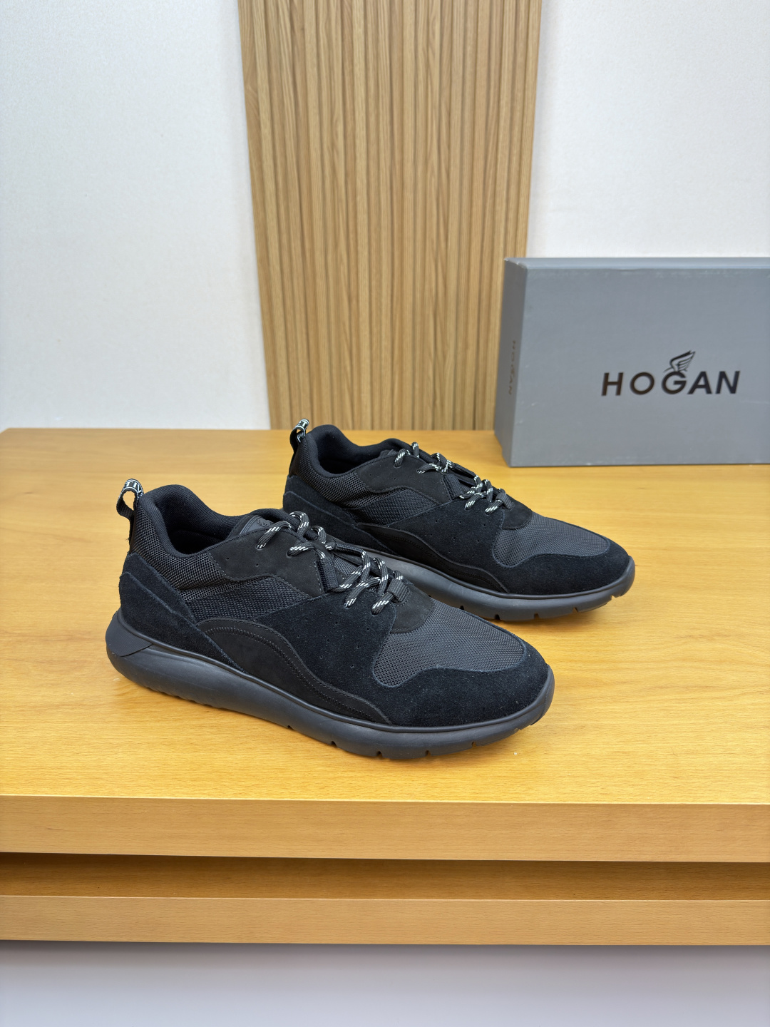 NO:639814,[HOGAN] Hogan - High-end quality original casual sports shoes - Upper nubuck calfskin, suede calfskin, brand high mercerized canvas fabric, tongue. Brand plastic logo, heel. Brand Logo webbing - Brand canvas lining, foot pad; 3D cotton padding - Outsole ultra-light TPU foam rubber; molded outsole - Ultra-high quality control, fine workmanship, highlighting (high-end, luxury, grade) -Size  39-44 (38,45, can be customized)·H0039,,hogan,sneakers,cowhide19860909【HOGAN】霍根 -高端品质 原单·休闲运动鞋 -鞋面磨砂小牛皮、反绒小牛皮、品牌高丝光帆布布匹、鞋舌.品牌塑胶标识、后跟.品牌Logo织带 -内里品牌帆布,垫脚；3D夹棉布垫 -大底超轻TPU发泡·橡胶；成型大底 -超高品控·做工精细,凸显(高端·贵气·档次) -Size 39-44（38,45,可订做)·H0039,,hogan,sneakers,cowhide,Men's shoes