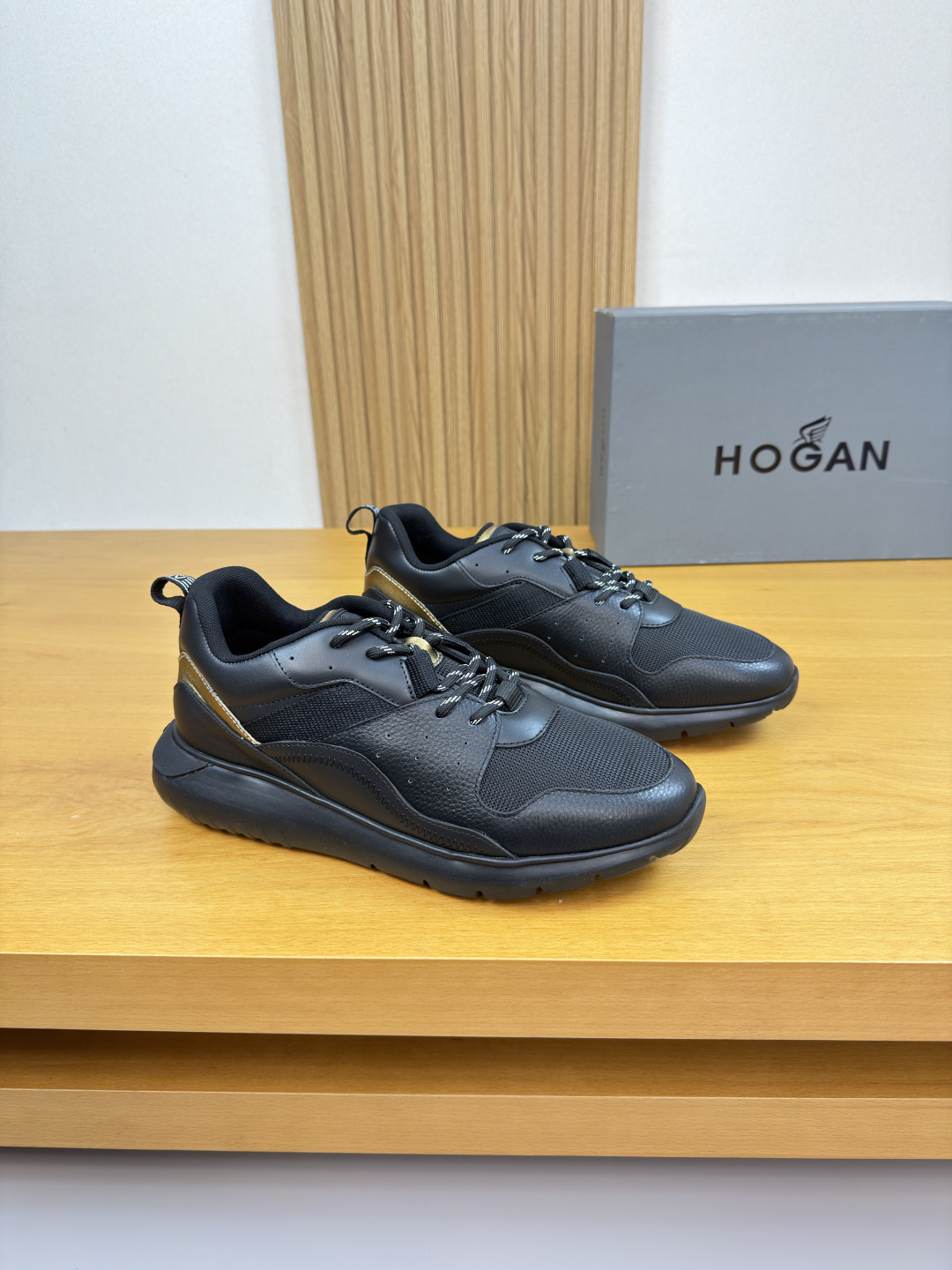 NO:639797,[HOGAN] Hogan - high-end quality original casual sports shoes - upper Nappa calfskin, pebbled calfskin, brand high mercerized canvas fabric, tongue. Brand plastic logo, heel. Brand Logo webbing - brand canvas lining, foot pad; 3D quilted cloth pad - outsole ultra-light TPU foam rubber; molded outsole - ultra-high quality control, fine workmanship, highlighting (high-end, luxury, grade) -Size  39-44 (38,45, can be customized)·H0039,,hogan,sneakers,cowhide19860909【HOGAN】霍根 -高端品质 原单·休闲运动鞋 -鞋面纳帕小牛皮、荔纹小牛皮、品牌高丝光帆布布匹、鞋舌.品牌塑胶标识、后跟.品牌Logo织带 -内里品牌帆布,垫脚；3D夹棉布垫 -大底超轻TPU发泡·橡胶；成型大底 -超高品控·做工精细,凸显(高端·贵气·档次) -Size 39-44（38,45,可订做)·H0039,,hogan,sneakers,cowhide,Men's shoes