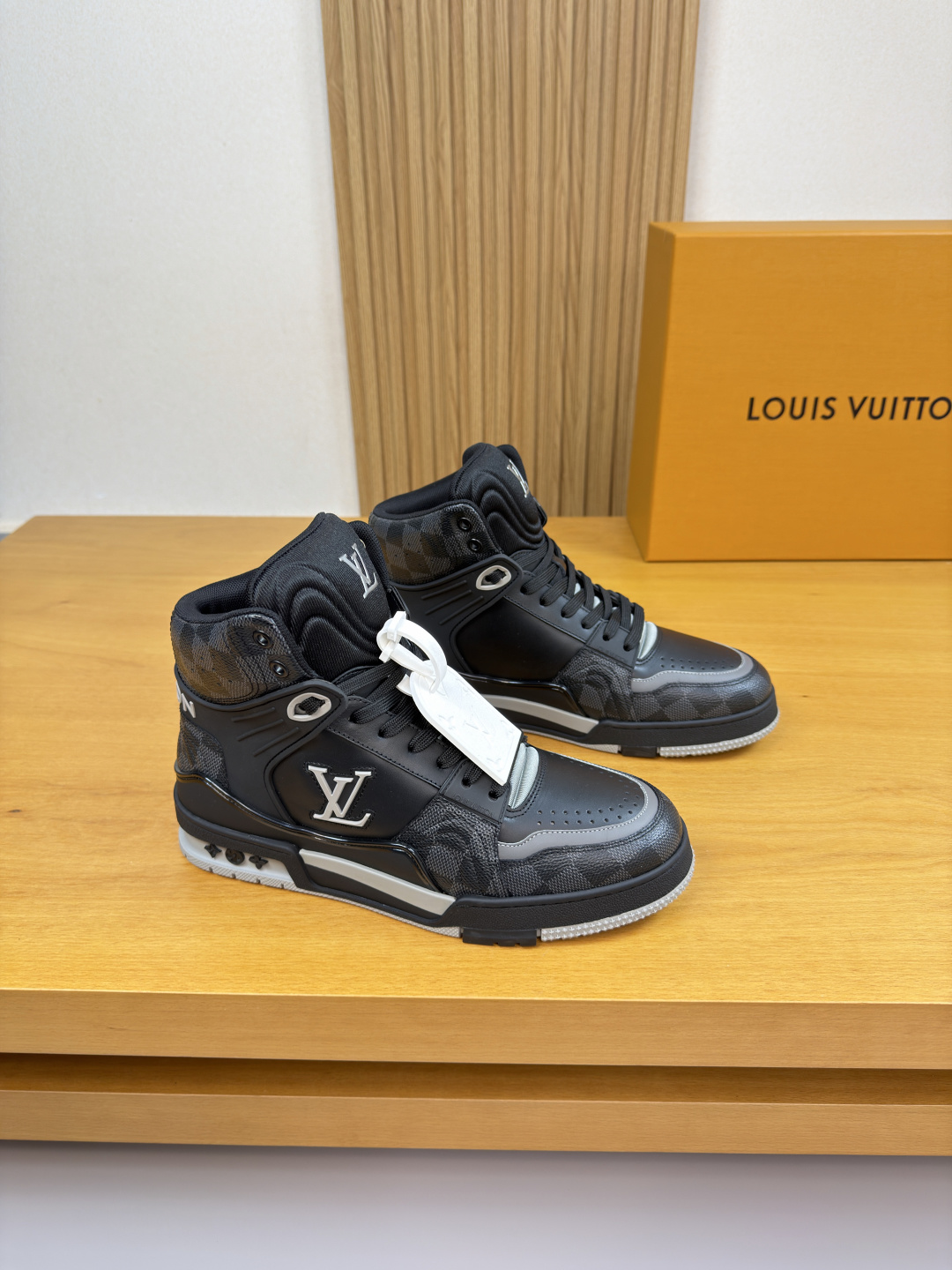 NO:639799,[Louis Vuitton] Louis Vuitton - high-end quality original high-top casual sports shoes - upper Nappa calfskin, brand totem PVC leather, shoe body sewing brand logo injection molding module, tongue. Injection brand logo totem - brand canvas lining - outsole original TPR rubber · two-color molded outsole - ultra-high quality control · fine workmanship highlighted (high-end, luxury, grade) -Size  39-44 (38,45, can be customized)·L0138,,louis vuitton,louis vuitton,sneakers,cowhide19860909【Louis Vuitton】路易威登 -高端品质 原单·高帮休闲运动鞋 -鞋面纳帕小牛皮、品牌图腾PVC皮料、鞋身车缝品牌logo注塑模块、鞋舌.注塑品牌logo图腾 -内里品牌帆布 -大底原版TPR橡胶·双色成型大底 -超高品控·做工精细凸显(高端·贵气·档次) -Size 39-44（38,45,可订做)·L0138,,louis vuitton,louis vuitton,sneakers,cowhide,Men's shoes