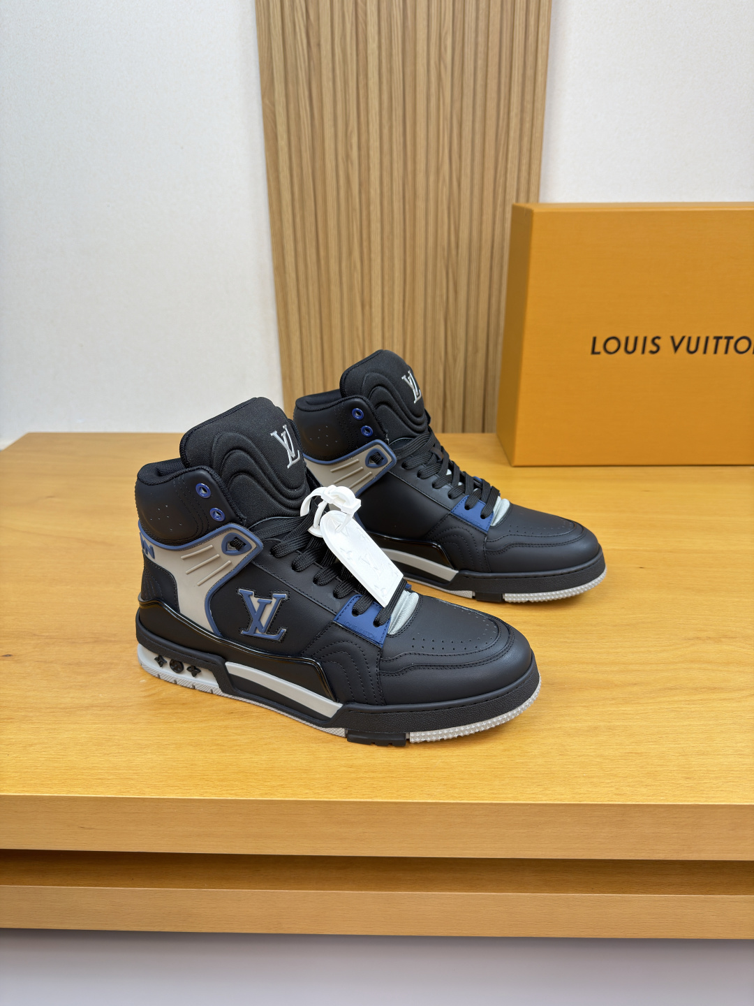 NO:639801,[Louis Vuitton] Louis Vuitton - high-end quality original high-top casual sports shoes - upper Nappa calfskin, shoe body sewn brand logo injection module, tongue. Injection brand logo totem - lining brand canvas - outsole original TPR rubber · two-color molded outsole - ultra-high quality control · fine workmanship highlighted (high-end · luxury · grade) -Size  39-44 (38,45, can be customized)·L0138,,louis vuitton,louis vuitton,sneakers,cowhide19860909【Louis Vuitton】路易威登 -高端品质 原单·高帮休闲运动鞋 -鞋面纳帕小牛皮、鞋身车缝品牌logo注塑模块、鞋舌.注塑品牌logo图腾 -内里品牌帆布 -大底原版TPR橡胶·双色成型大底 -超高品控·做工精细凸显(高端·贵气·档次) -Size 39-44（38,45,可订做)·L0138,,louis vuitton,louis vuitton,sneakers,cowhide,Men's shoes