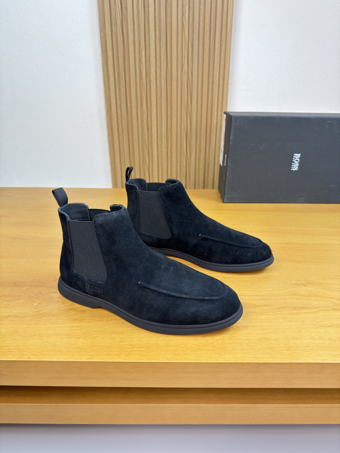 NO:639803,[BOSS] BOSS - High-end quality original casual high-top shoes - High mercerized suede calfskin upper, stitched stitching on the sole. Stitched mark thread, shoe body. Air pressure brand logo - Water-dyed cowhide on the inside - Ultra-light TPR rubber on the outsole; molded outsole - Ultra-high quality control, fine workmanship (high-end, luxury, grade) -Size  39-44 (38, 45, 46, can be customized)·0039,,cowhide19860909【BOSS】博思 -高端品质 原单·休闲高帮鞋 -鞋面高丝光反绒小牛皮、鞋丹起股车缝线.串缝马克线、鞋身.空压品牌logo -内里水染牛皮 -大底超轻TPR橡胶；成型大底 -超高品控·做工精细凸显(高端·贵气·档次) -Size 39-44（38,45,46,可订做)·0039,,cowhide,Men's shoes