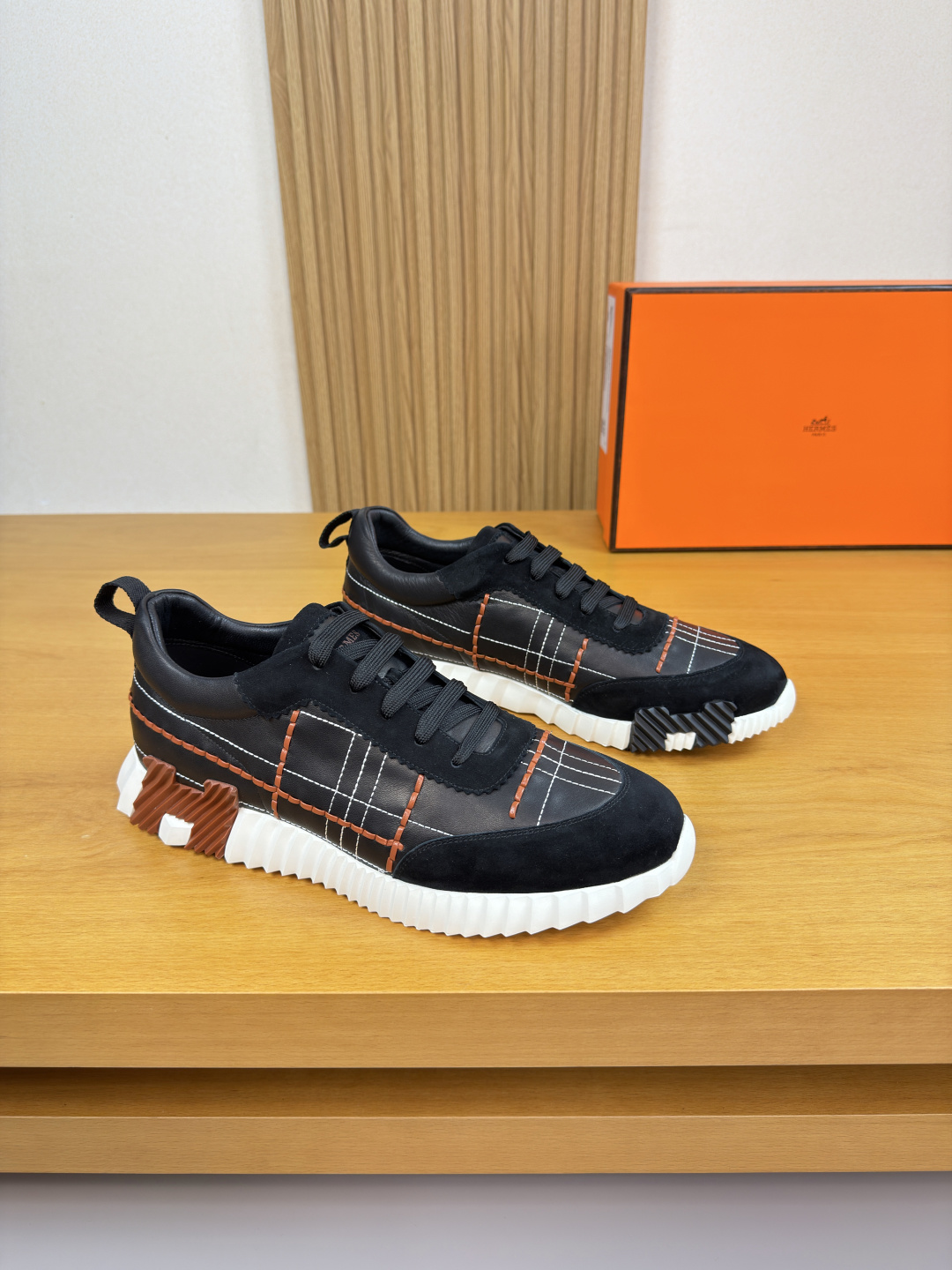 NO:639809,[HERMES] Hermès - high-end quality original casual sports shoes - upper Napa calfskin. Hand-strung leather strips. Embroidery technology, suede calfskin, tongue. Air-pressure brand logo, heel. Brand webbing - Water-dyed cowhide inside - Outsole ultra-light TPU foam · Rubber combined molding two-color outsole - Super high quality control · Fine workmanship highlights (high-end, luxury, grade) -Size  39-44 (38,45,46,47, can be customized)·H0183,,hermes,hermes,sneakers,cowhide19860909【 HERMES】爱马仕 -高端品质 原单·休闲运动鞋 -鞋面纳帕小牛皮.手工串皮条.刺绣工艺、反绒小牛皮、鞋舌.空压品牌logo、后跟.品牌织带 -内里水染牛皮 -大底超轻TPU发泡·橡胶组合成型双色大底 -超高品控·做工精细凸显(高端·贵气·档次) -Size 39-44（38,45,46,47,可订做)·H0183,,hermes,hermes,sneakers,cowhide,Men's shoes