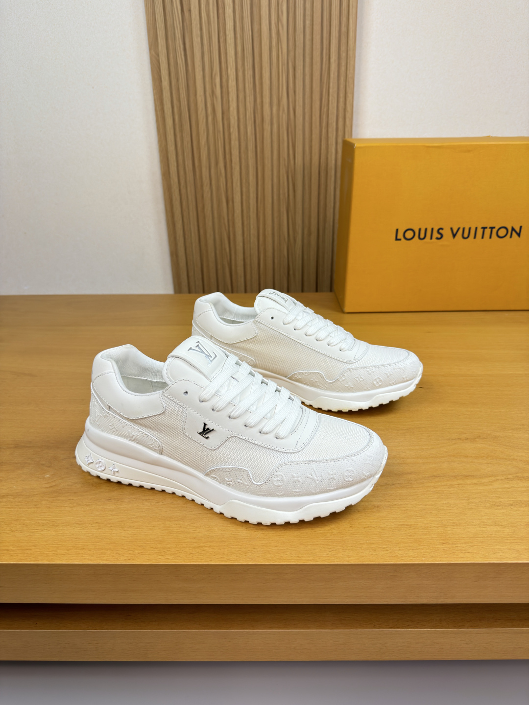 NO:639815,[Louis Vuitton] Louis Vuitton - High-end quality original casual sports shoes - Upper Nappa calfskin. Air-pressured brand totem, brand high mercerized canvas, shoe body. Brand metal fasteners, tongue. Heel. Silk-printed brand Logo totem - Water-dyed cowhide lining - Outsole ultra-light TPU foam rubber; combined molded outsole - Ultra-high quality control, fine workmanship highlighted (high-end, luxury, grade) -Size  39-44 (38,45, can be customized)·L9078,,louis vuitton,louis vuitton,sneakers,cowhide19860909【Louis Vuitton】路易威登 -高端品质 原单·休闲运动鞋 -鞋面纳帕小牛皮.空压品牌图腾、品牌高丝光帆布、鞋身.品牌金属扣件、鞋舌.后跟.丝印品牌Logo图腾 -内里水染牛皮 -大底超轻TPU发泡·橡胶；组合成型大底 -超高品控·做工精细凸显(高端·贵气·档次) -Size 39-44（38,45,可订做)·L9078,,louis vuitton,louis vuitton,sneakers,cowhide,Men's shoes