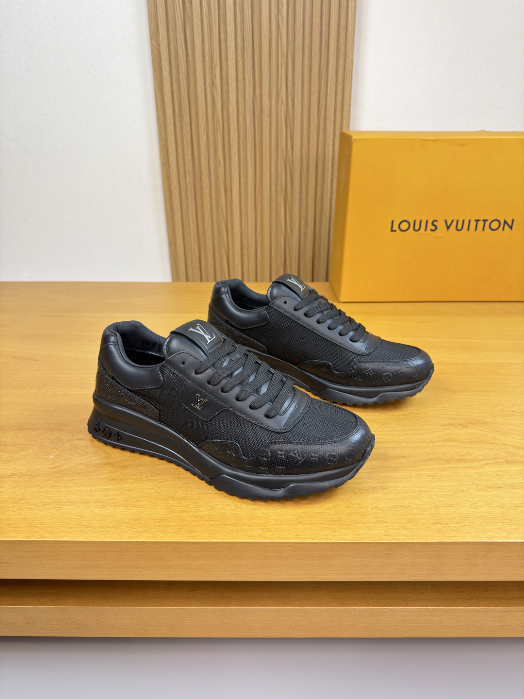 NO:639816,[Louis Vuitton] Louis Vuitton - High-end quality original casual sports shoes - Upper Nappa calfskin. Air-pressured brand totem, brand high mercerized canvas, shoe body. Brand metal fasteners, tongue. Heel. Silk-printed brand Logo totem - Water-dyed cowhide lining - Outsole ultra-light TPU foam rubber; combined molded outsole - Ultra-high quality control, fine workmanship highlighted (high-end, luxury, grade) -Size  39-44 (38,45, can be customized)·L,,louis vuitton,louis vuitton,sneakers,cowhide19860909【Louis Vuitton】路易威登 -高端品质 原单·休闲运动鞋 -鞋面纳帕小牛皮.空压品牌图腾、品牌高丝光帆布、鞋身.品牌金属扣件、鞋舌.后跟.丝印品牌Logo图腾 -内里水染牛皮 -大底超轻TPU发泡·橡胶；组合成型大底 -超高品控·做工精细凸显(高端·贵气·档次) -Size 39-44（38,45,可订做)·L,,louis vuitton,louis vuitton,sneakers,cowhide,Men's shoes