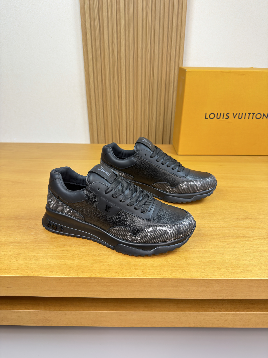NO:639820,[Louis Vuitton] Louis Vuitton - high-end quality original casual sports shoes - upper Nappa calfskin, brand totem leather, shoe body, brand metal fasteners, tongue, heel, silk screen brand logo totem - water-dyed cowhide lining - outsole ultra-light TPU foam rubber; combined molded outsole - ultra-high quality control, fine workmanship highlighted (high-end, luxury, grade) -Size  39-44 (38,45, can be customized)·L9078,,louis vuitton,louis vuitton,sneakers,cowhide19860909【Louis Vuitton】路易威登 -高端品质 原单·休闲运动鞋 -鞋面纳帕小牛皮、品牌图腾皮料、鞋身.品牌金属扣件、鞋舌.后跟.丝印品牌Logo图腾 -内里水染牛皮 -大底超轻TPU发泡·橡胶；组合成型大底 -超高品控·做工精细凸显(高端·贵气·档次) -Size 39-44（38,45,可订做)·L9078,,louis vuitton,louis vuitton,sneakers,cowhide,Men's shoes