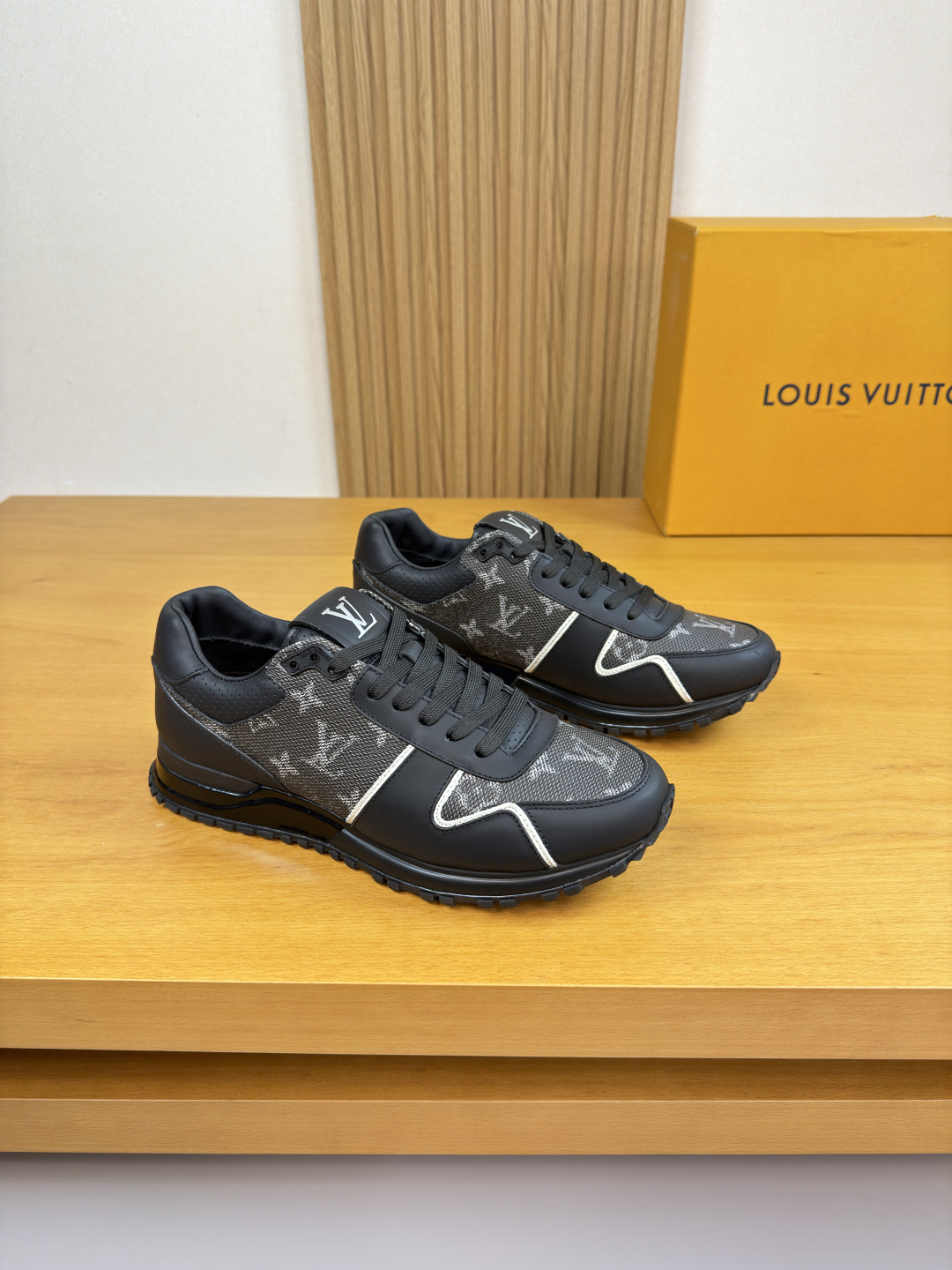 NO:639824,[Louis Vuitton] Louis Vuitton - high-end quality original order casual sports shoes - upper Nappa calfskin, brand totem leather, tongue, heel, silk screen brand logo totem - lining water-dyed cowhide - outsole ultra-light TPU foam rubber; combined molded outsole - ultra-high quality control, fine workmanship highlighted (high-end, luxury, grade) -Size  39-44 (38,45, can be customized)·L9078,,louis vuitton,louis vuitton,sneakers,cowhide19860909【Louis Vuitton】路易威登 -高端品质 原单·休闲运动鞋 -鞋面纳帕小牛皮、品牌图腾皮料、鞋舌.后跟.丝印品牌Logo图腾 -内里水染牛皮 -大底超轻TPU发泡·橡胶；组合成型大底 -超高品控·做工精细凸显(高端·贵气·档次) -Size 39-44（38,45,可订做)·L9078,,louis vuitton,louis vuitton,sneakers,cowhide,Men's shoes