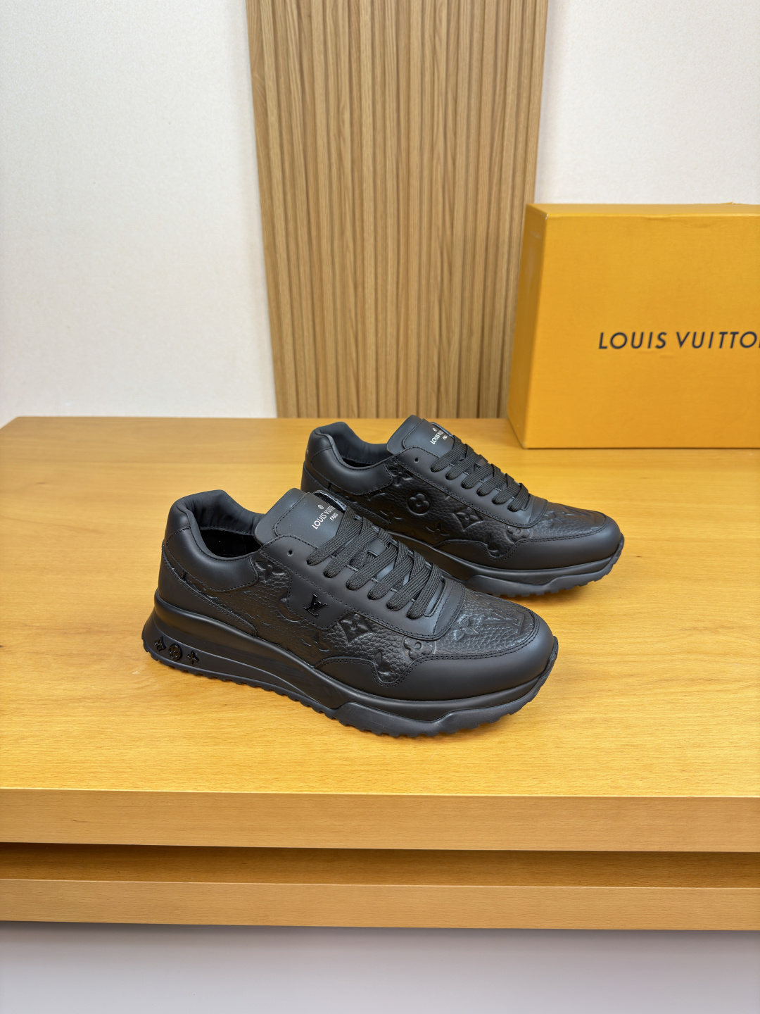 NO:639832,[Louis Vuitton] Louis Vuitton - high-end quality original order casual sports shoes - upper Nappa calfskin, pebbled calfskin air-pressure brand totem, tongue. Heel. silk-screen brand logo totem - lining water-dyed cowhide - outsole ultra-light TPU foam rubber; combined molded outsole - ultra-high quality control, fine workmanship highlighted (high-end, luxury, grade) -Size  39-44 (38,45, can be customized)·L9078,,louis vuitton,louis vuitton,sneakers,cowhide19860909【Louis Vuitton】路易威登 -高端品质 原单·休闲运动鞋 -鞋面纳帕小牛皮、荔纹小牛皮空压品牌图腾、鞋舌.后跟.丝印品牌Logo图腾 -内里水染牛皮 -大底超轻TPU发泡·橡胶；组合成型大底 -超高品控·做工精细凸显(高端·贵气·档次) -Size 39-44（38,45,可订做)·L9078,,louis vuitton,louis vuitton,sneakers,cowhide,Men's shoes