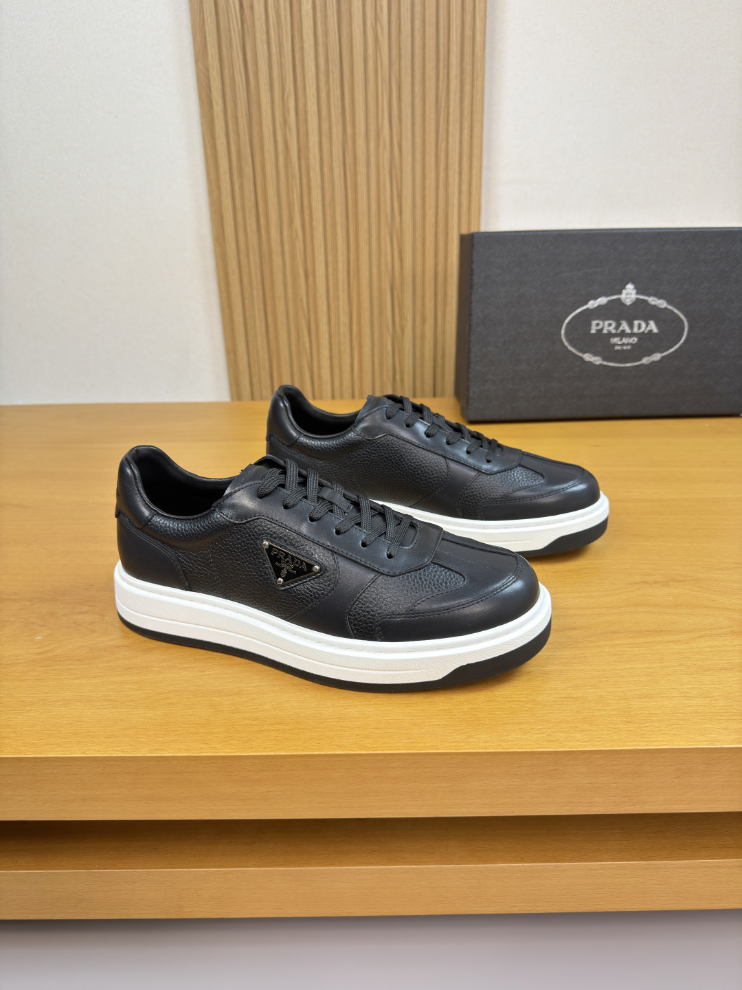 NO:639948,[PRADA] Prada - high-end quality original casual sports shoes - imported nappa calfskin, pebbled calfskin on the upper, sewn brand metal logo fasteners on the shoe body, tongue, heel, air pressure brand logo - water-dyed cowhide inside - outsole ultra-light TPU foam rubber; two-color molded outsole - ultra-high quality control, fine workmanship highlighted (high-end, luxury, grade) -Size  38-44 (45, can be customized)·PRD0157,,prada,prada,sneakers,cowhide19860909【PRADA】普拉达 -高端品质 原单·休闲运动鞋 -鞋面进口纳帕小牛皮、荔纹小牛皮、鞋身车缝品牌金属logo扣件、鞋舌.后跟.空压品牌logo -内里水染牛皮 -大底超轻TPU发泡·橡胶；双色成型大底 -超高品控·做工精细凸显(高端·贵气·档次) -Size 38-44（45,可订做)·PRD0157,,prada,prada,sneakers,cowhide,Men's shoes