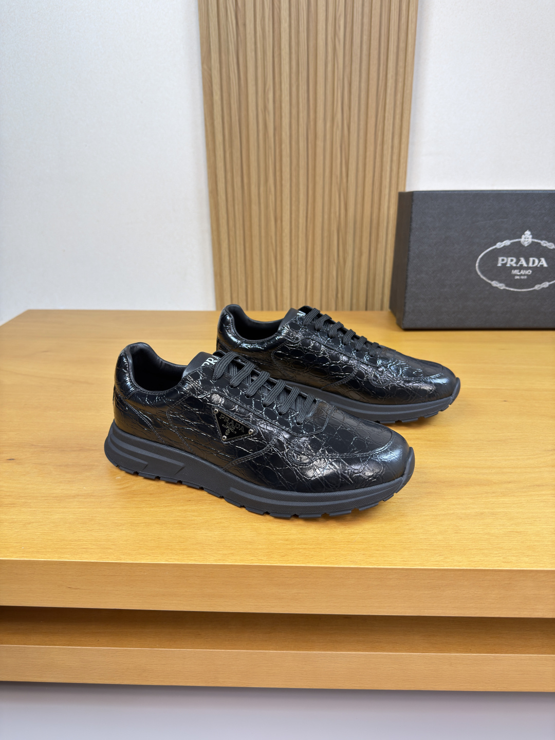 NO:639953,[PRADA] Prada - High-end quality original casual sports shoes - Imported stone-patterned calf leather on the upper, sewn brand metal logo fasteners on the shoe body, and silk-screened brand logo on the tongue - Water-dyed cow leather on the inside - Ultra-light TPU foam rubber outsole; two-color molded outsole - Ultra-high quality control, fine workmanship highlighted (high-end, luxury, grade) -Size  38-44 (45, can be customized)·PRD0157,,prada,prada,sneakers,cowhide19860909【PRADA】普拉达 -高端品质 原单·休闲运动鞋 -鞋面进口石头纹小牛皮、鞋身车缝品牌金属logo扣件、鞋舌.丝印品牌logo -内里水染牛皮 -大底超轻TPU发泡·橡胶；双色成型大底 -超高品控·做工精细凸显(高端·贵气·档次) -Size 38-44（45,可订做)·PRD0157,,prada,prada,sneakers,cowhide,Men's shoes