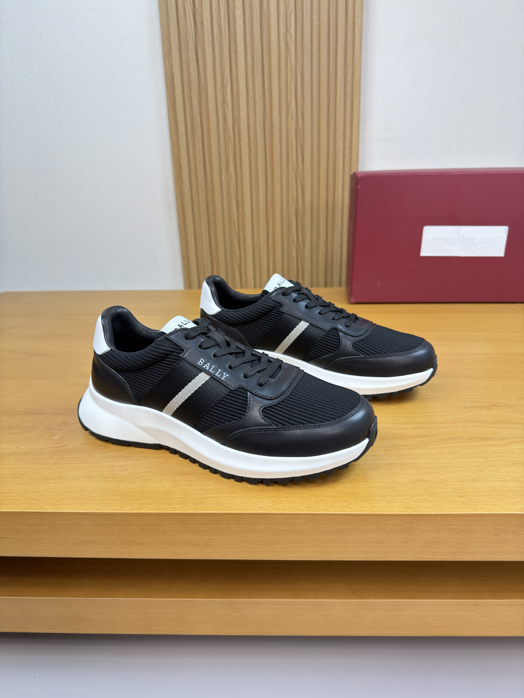 NO:639967,[BALLY] Bally - High-end quality original casual sports shoes - Imported nappa calfskin upper, high mercerized striped cloth, sewn brand webbing on shoe body, tongue, sewn brand logo cloth label, heel. Silk screen brand logo - Water-dyed cowhide inside - Outsole ultra-light TPU foam rubber; two-color molded outsole - Ultra-high quality control, fine workmanship highlighted (high-end, luxury, grade) -Size  38-44 (45, can be customized)·BL0157,,bally,sneakers,cowhide19860909【 BALLY】巴利 -高端品质 原单·休闲运动鞋 -鞋面进口纳帕小牛皮、高丝光条纹布匹、鞋身车缝品牌织带、鞋舌.车缝品牌logo布标、后跟.丝印品牌logo -内里水染牛皮 -大底超轻TPU发泡·橡胶；双色成型大底 -超高品控·做工精细凸显(高端·贵气·档次) -Size 38-44（45,可订做)·BL0157,,bally,sneakers,cowhide,Men's shoes