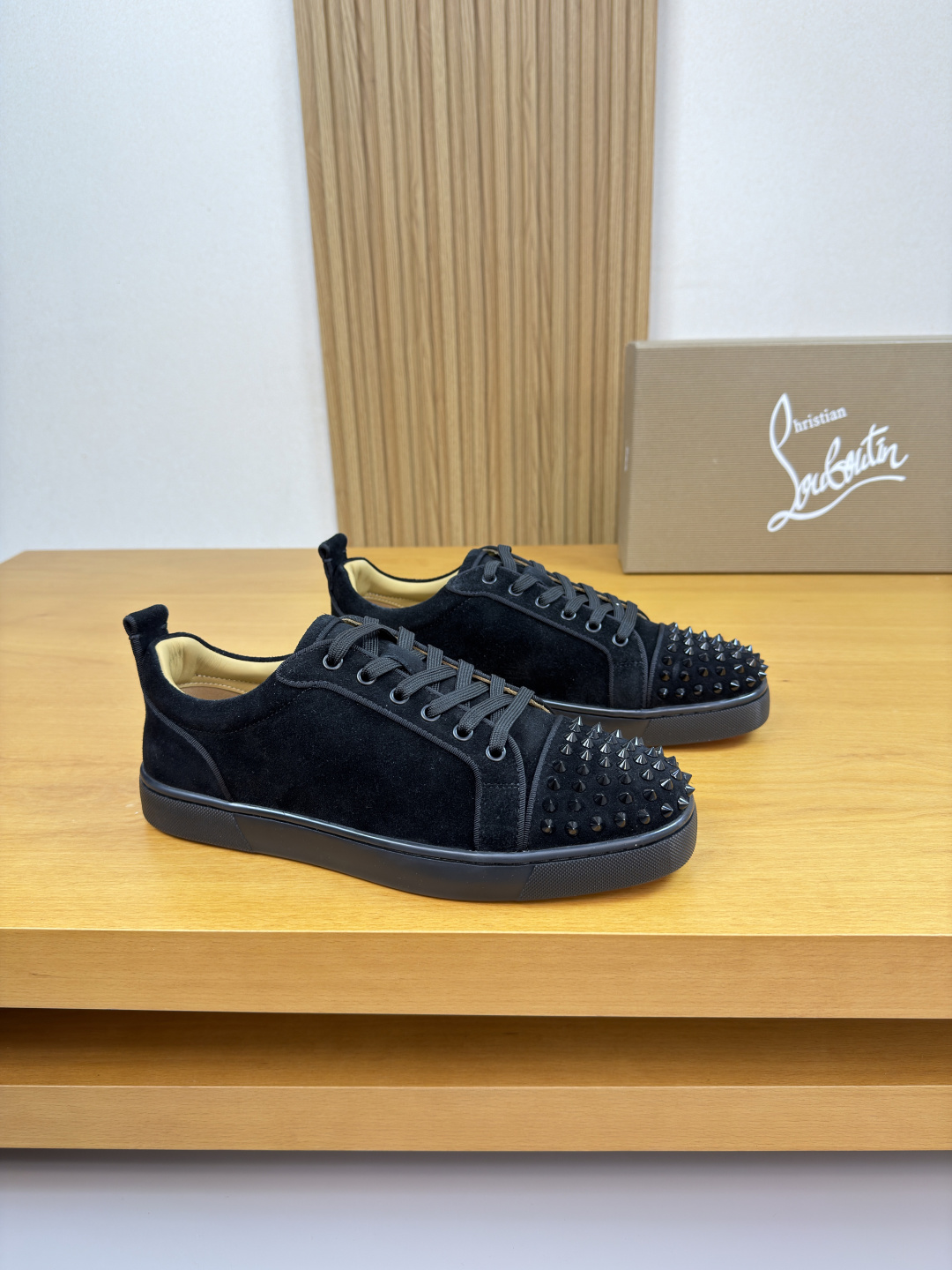 NO:640063,'Christian Louboutin' CL Christie - high-end quality original casual sports sneakers - upper with high mercerized suede calfskin, piping technology, hand-made studs on the toe, perfect splicing - water-dyed cowhide inside - ultra-light TPR rubber outsole; two-color molded outsole - ultra-high quality control, fine workmanship (high-end, luxury, grade) -Size  39-44 (38, 45, 46, can be customized)·0146,,cowhide19860909《Christian Louboutin》CL克里斯提 -高端品质 原单·休闲运动板鞋 -鞋面高丝光反绒小牛皮.车滚边工艺、鞋头纯手工镶钉、完美拼接 -内里水染牛皮 -大底超轻TPR·橡胶；双色成型大底 -超高品控·做工精细凸显(高端·贵气·档次) -Size 39-44（38,45,46,可订做)·0146,,cowhide,Men's shoes