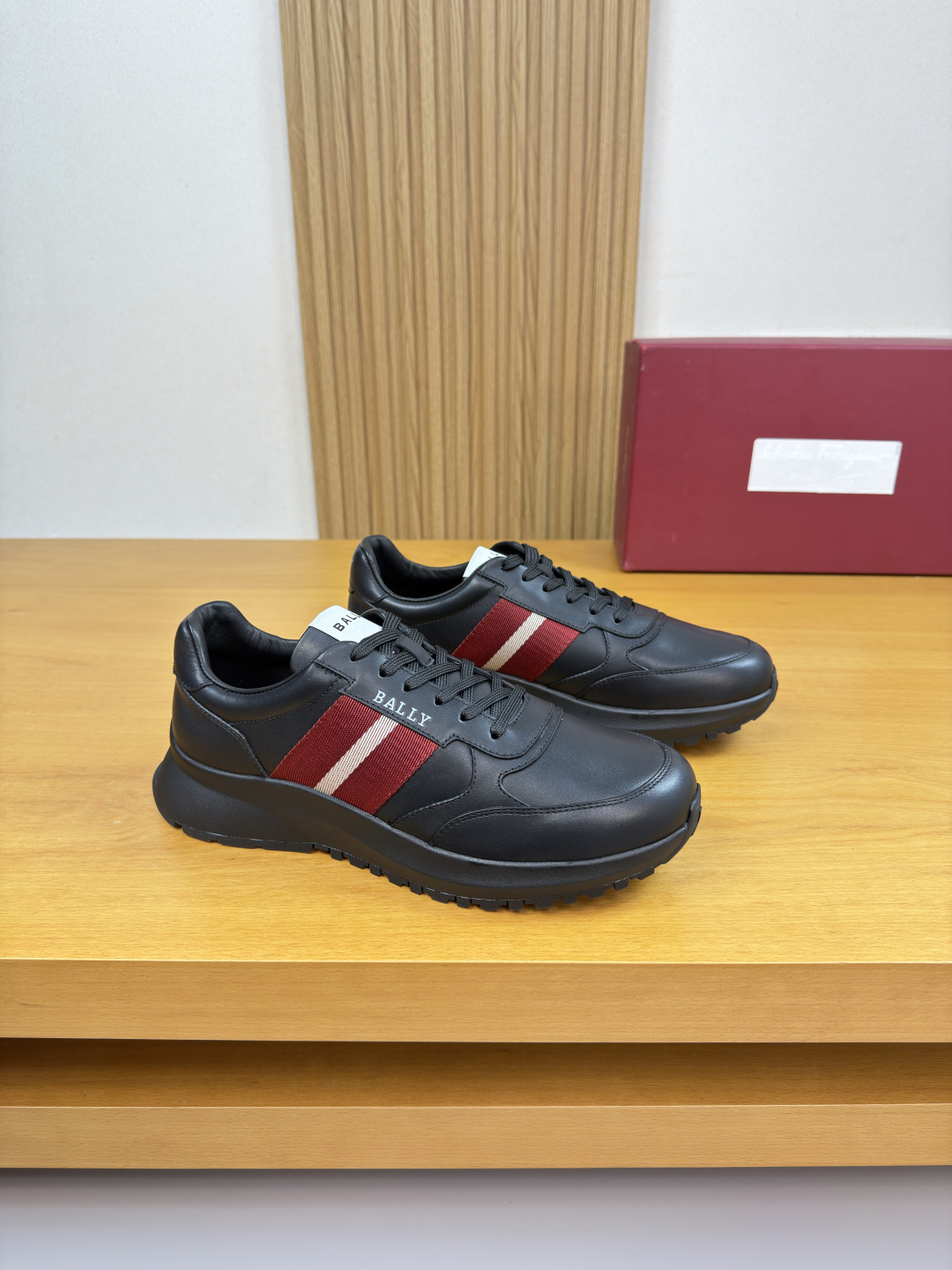 NO:640069,[BALLY] Bally - high-end quality original casual sports shoes - imported nappa calfskin upper, sewn brand webbing on shoe body, tongue, sewn brand logo cloth label, shoe body, heel. silk screen high frequency brand logo - lining water-dyed cowhide - outsole ultra-light TPU foam rubber; two-color molded outsole - ultra-high quality control, fine workmanship highlighted (high-end, luxury, grade) -Size  38-44 (45, can be customized)·BL0157,,bally,sneakers,cowhide19860909【 BALLY】巴利 -高端品质 原单·休闲运动鞋 -鞋面进口纳帕小牛皮、鞋身车缝品牌织带、鞋舌.车缝品牌logo布标、鞋身.后跟.丝印高周波品牌logo -内里水染牛皮 -大底超轻TPU发泡·橡胶；双色成型大底 -超高品控·做工精细凸显(高端·贵气·档次) -Size 38-44（45,可订做)·BL0157,,bally,sneakers,cowhide,Men's shoes