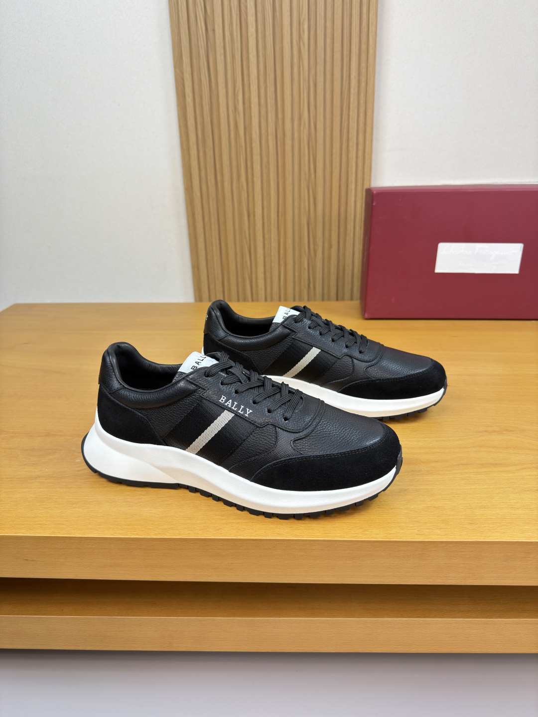 NO:640071,[BALLY] Bally - High-end quality original casual sports shoes - Imported pebbled calfskin, suede calfskin on the upper, brand webbing sewn on the shoe body, tongue, sewn brand logo cloth label, shoe body. Heel. Silk screen high frequency brand logo - Water-dyed cowhide inside - Outsole ultra-light TPU foam rubber; two-color molded outsole - Ultra-high quality control, fine workmanship highlighted (high-end, luxury, grade) -Size  38-44 (45, can be customized)·BL0157,,bally,sneakers,cowhide19860909【 BALLY】巴利 -高端品质 原单·休闲运动鞋 -鞋面进口荔纹小牛皮、反绒小牛皮、鞋身车缝品牌织带、鞋舌.车缝品牌logo布标、鞋身.后跟.丝印高周波品牌logo -内里水染牛皮 -大底超轻TPU发泡·橡胶；双色成型大底 -超高品控·做工精细凸显(高端·贵气·档次) -Size 38-44（45,可订做)·BL0157,,bally,sneakers,cowhide,Men's shoes