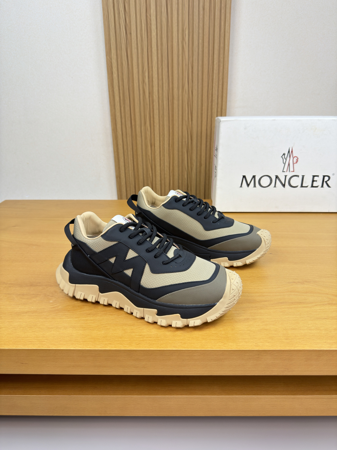 Moncler男 Style Leather Men's Shoes Lookbook Reference image 1