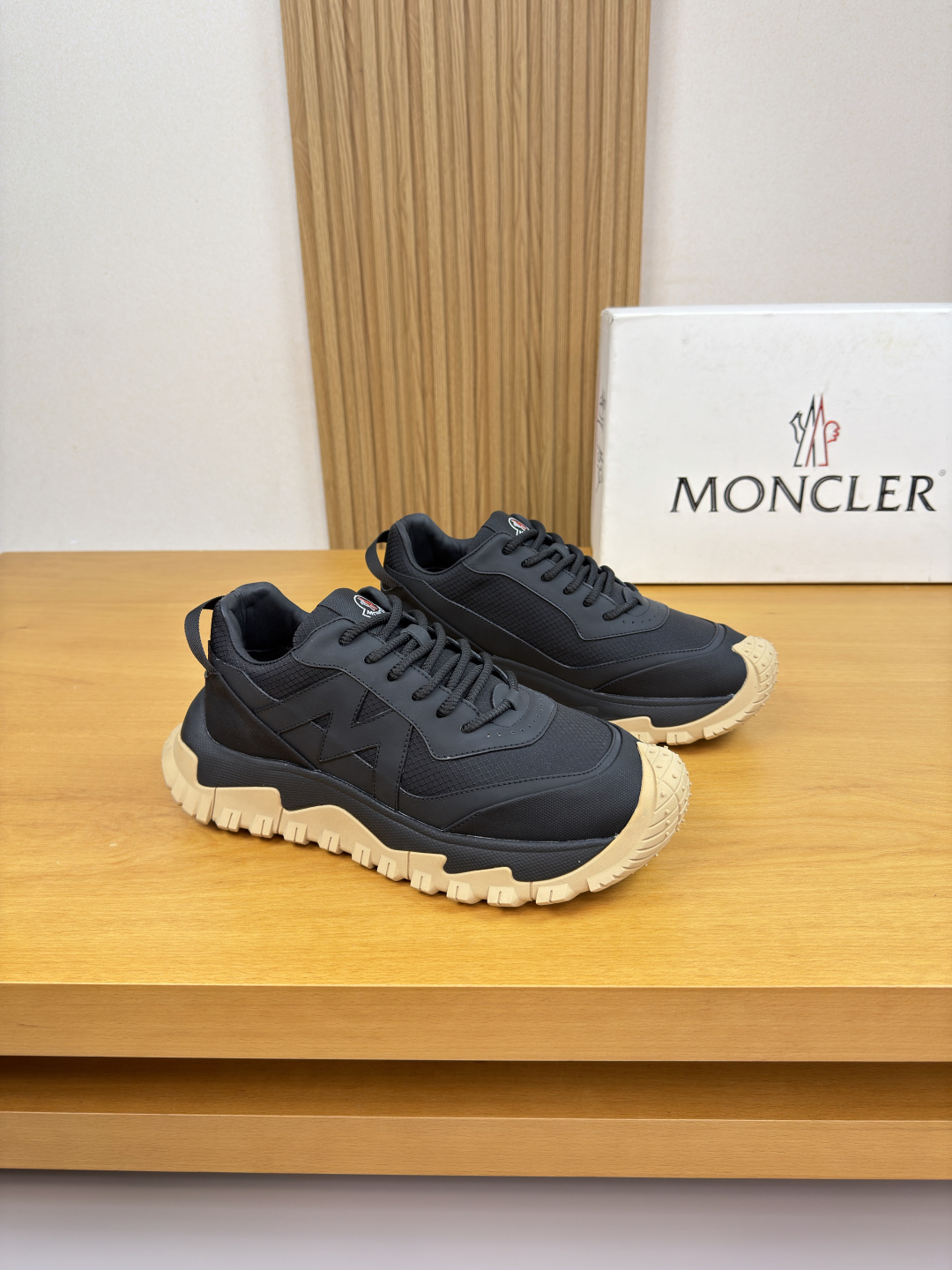 NO:664267,[MONCLER] Moncler (mongoose) - High-end quality original casual sports shoes - Upper; Nappa calfskin, suede calfskin, brand mercerized canvas, tongue. Brand logo cloth - Lining water-dyed cowhide - Outsole ultra-light TPU foam rubber; two-color molded outsole - Ultra-high quality control, fine workmanship highlighted (high-end, luxury, grade) -Size  39-44 (38, 45, can be customized)·MC0186,,Moncler,Moncler,sneakers,cowhide19860909【MONCLER】盟可睐(蒙口) -高端品质 原单·休闲运动鞋 -鞋面；纳帕小牛皮、反绒小牛皮、品牌丝光帆布、鞋舌.品牌Logo布标 -内里水染牛皮 -大底超轻TPU发泡.橡胶; 双色成型大底 -超高品控·做工精细凸显 (高端·贵气·档次) -Size 39-44（38,45,可订做)·MC0186,,Moncler,Moncler,sneakers,cowhide,Men's shoes