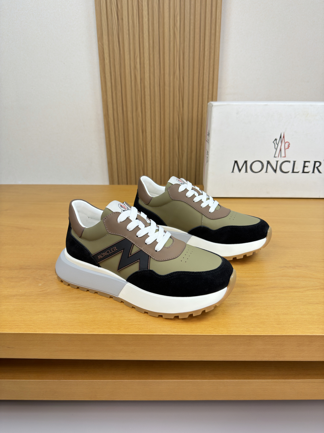 NO:664269,[MONCLER] Moncler (mongoose) - High-end quality original casual sports shoes - Upper; Nappa calfskin, suede calfskin, shoe body. Sewn brand plastic module, tongue. Brand Logo cloth label - Water-dyed cowhide inside - Outsole ultra-light TPU foam. Rubber; two-color molded outsole - Super high quality control, fine workmanship highlighted (high-end, luxury, grade) -Size  39-44 (38, 45, can be customized)·MC0186,,Moncler,Moncler,sneakers,cowhide19860909【MONCLER】盟可睐(蒙口) -高端品质 原单·休闲运动鞋 -鞋面；纳帕小牛皮、反绒小牛皮、鞋身.车缝品牌塑胶模块、鞋舌.品牌Logo布标 -内里水染牛皮 -大底超轻TPU发泡.橡胶; 双色成型大底 -超高品控·做工精细凸显 (高端·贵气·档次) -Size 39-44（38,45,可订做)·MC0186,,Moncler,Moncler,sneakers,cowhide,Men's shoes