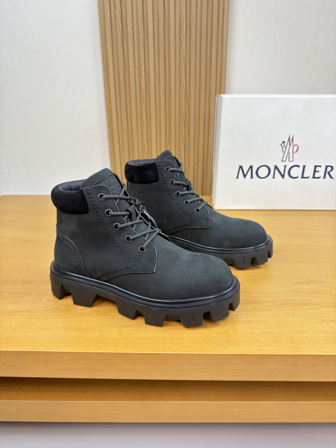 NO:664897,[MONCLER] Moncler (Mongolia) - high-end quality original high-top casual sports shoes - imported frosted calfskin upper, suede calfskin at the shoe, tongue. Air pressure brand logo - water-dyed cowhide inside. Canvas feet - outsole ultra-light TPR rubber; molded outsole - ultra-high quality control, fine workmanship highlighted (high-end, luxury, grade) -Size  39-44 (38,45, can be customized)·0126,,Moncler,Moncler,sneakers,cowhide19860909【MONCLER】盟可睐(蒙口) -高端品质 原单·高帮休闲运动鞋 -鞋面进口磨砂小牛皮、鞋口反绒小牛皮、鞋舌.空压品牌logo -内里水染牛皮.帆布垫脚 -大底超轻TPR·橡胶；成型大底 -超高品控·做工精细凸显(高端·贵气·档次) -Size 39-44（38,45,可订做)·0126,,Moncler,Moncler,sneakers,cowhide,Men's shoes
