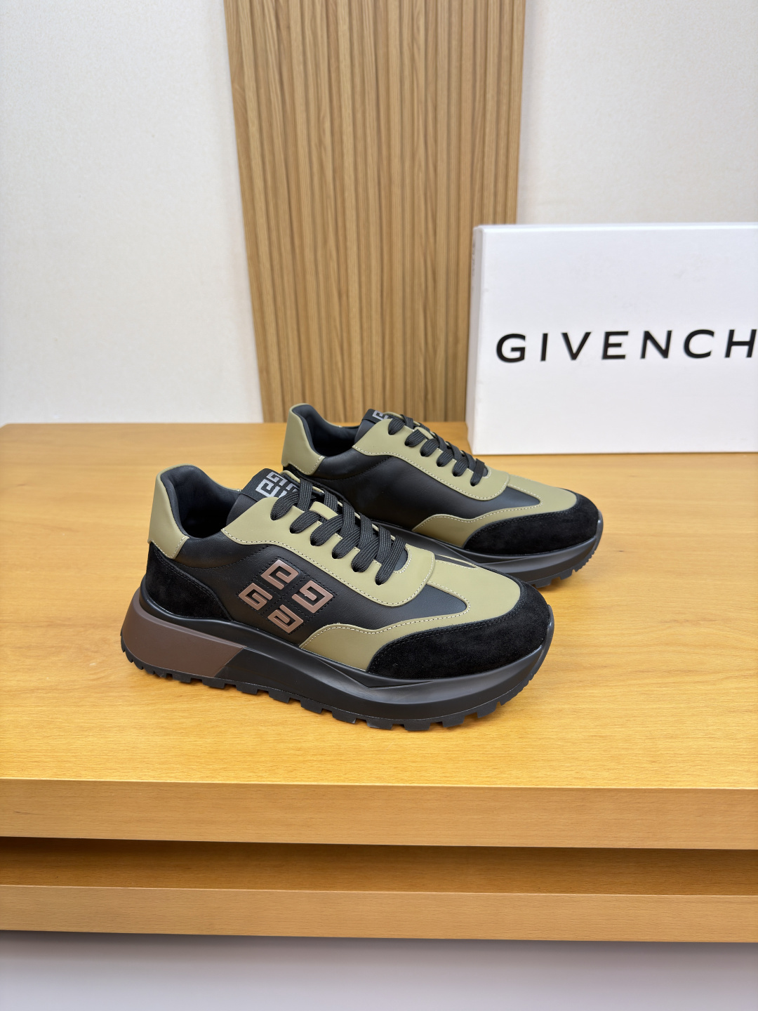 NO:664923,[GIVENCHY] Givenchy - High-end quality original casual sports shoes - Upper; Nappa calfskin, suede calfskin, tongue. Sewn brand logo cloth label, shoe body. Sewn brand plastic module - Lining water-dyed cowhide - Outsole ultra-light TPU foam. Rubber; two-color molded outsole - Ultra-high quality control, fine workmanship highlighted (high-end, luxury, grade) -Size  39-44 (38,45, can be customized)·G0186,,givenchy,givenchy,sneakers,cowhide19860909【GIVENCHY】纪梵希 -高端品质 原单·休闲运动鞋 -鞋面；纳帕小牛皮、反绒小牛皮、鞋舌.车缝品牌logo布标、鞋身.车缝品牌塑胶模块 -内里水染牛皮 -大底超轻TPU发泡.橡胶; 双色成型大底 -超高品控·做工精细凸显 (高端·贵气·档次) -Size 39-44（38,45,可订做)·G0186,,givenchy,givenchy,sneakers,cowhide,Men's shoes