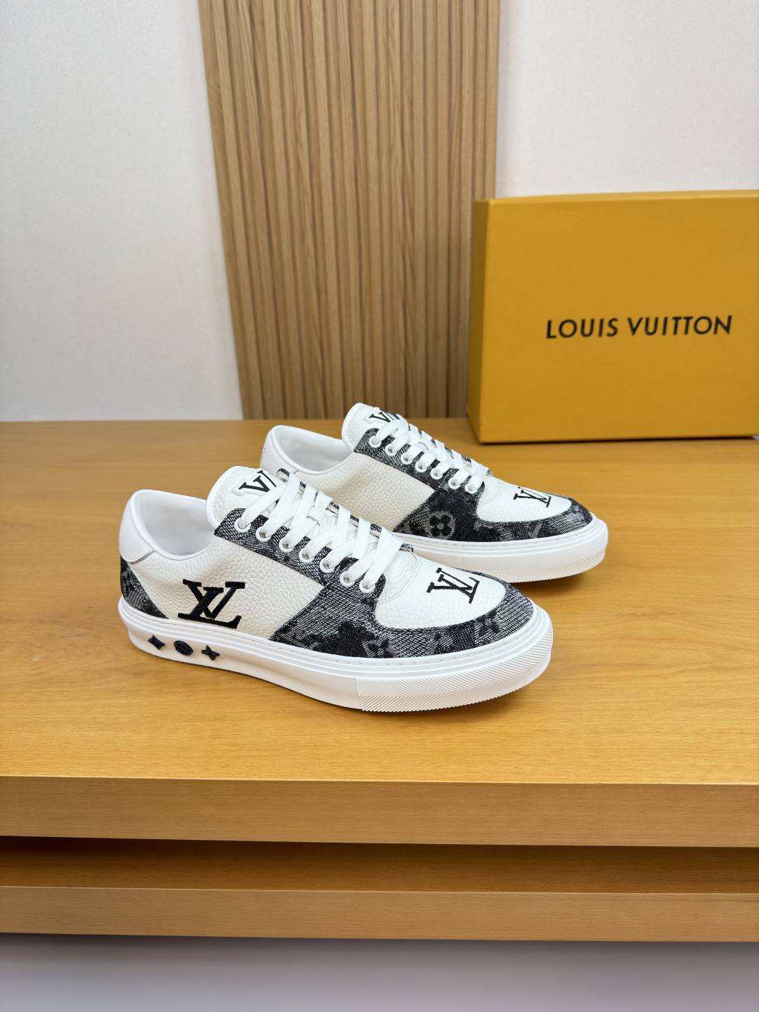 NO:664927,[Louis Vuitton] Louis Vuitton - High-end quality original casual sports shoes - Pebbled calfskin upper, brand totem cloth, tongue, sewn brand plastic logo, shoe body, embroidered brand totem, heel. Silk screen brand LOGO - Nappa calfskin lining, feet; brand canvas - Ultra-light TPR rubber outsole; two-color molded outsole - Ultra-high quality control, fine workmanship highlighted (high-end, luxury, grade)  -Size 39-44 (38,45, can be customized)·L0111,,louis vuitton,louis vuitton,sneakers,cowhide19860909【Louis Vuitton】路易威登 -高端品质 原单·休闲运动鞋 -鞋面荔纹小牛皮、品牌图腾布匹、鞋舌.车缝品牌塑胶logo标识、鞋身.刺绣品牌图腾、后跟.丝印品牌LOGO -内里纳帕小牛皮,垫脚；品牌帆布 -大底超轻TPR橡胶；双色成型大底 -超高品控·做工精细凸显(高端·贵气·档次) -Size 39-44（38,45,可订做)·L0111,,louis vuitton,louis vuitton,sneakers,cowhide,Men's shoes