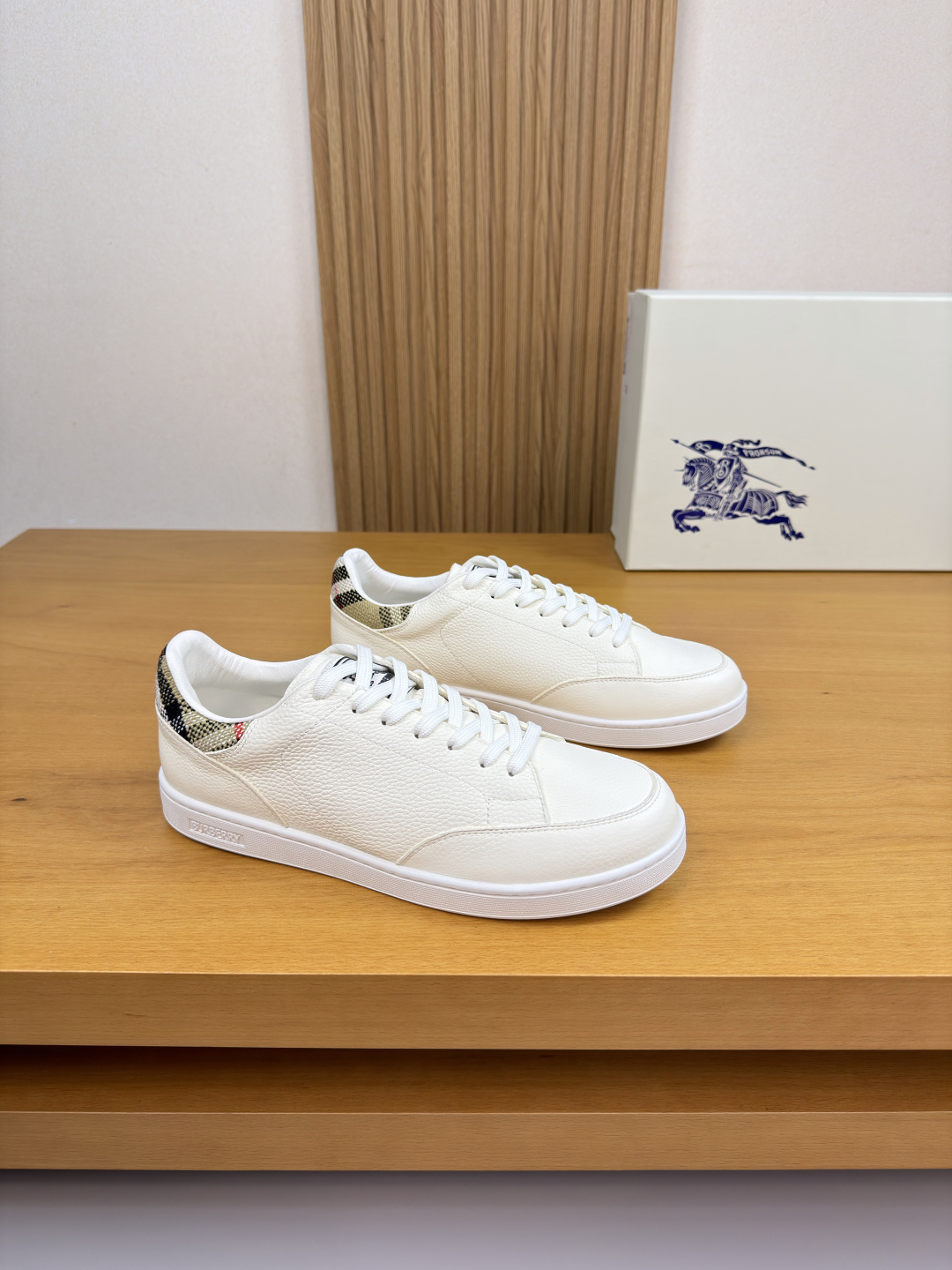 NO:664943,[BURBERRY] Burberry - High-end quality original casual sports sneakers - Imported pebbled calfskin upper, shoe mouth. Brand totem cloth, tongue. Injection-molded brand totem logo - Water-dyed cowhide inside - Outsole ultra-light TPR rubber; Molded outsole - Ultra-high quality control, fine workmanship highlighted (high-end, luxury, grade) -Size  38-44 (45. Can be customized)·BBR0157,,burberry,burberry,cowhide19860909【 BURBERRY】巴宝莉 -高端品质 原单·休闲运动板鞋 -鞋面进口荔纹小牛皮、鞋口.品牌图腾布匹、鞋舌.注塑品牌图腾logo -内里水染牛皮 -大底超轻TPR橡胶; 成型大底 -超高品控·做工精细凸显(高端·贵气·档次) -Size 38-44（45.可订做)·BBR0157,,burberry,burberry,cowhide,Men's shoes