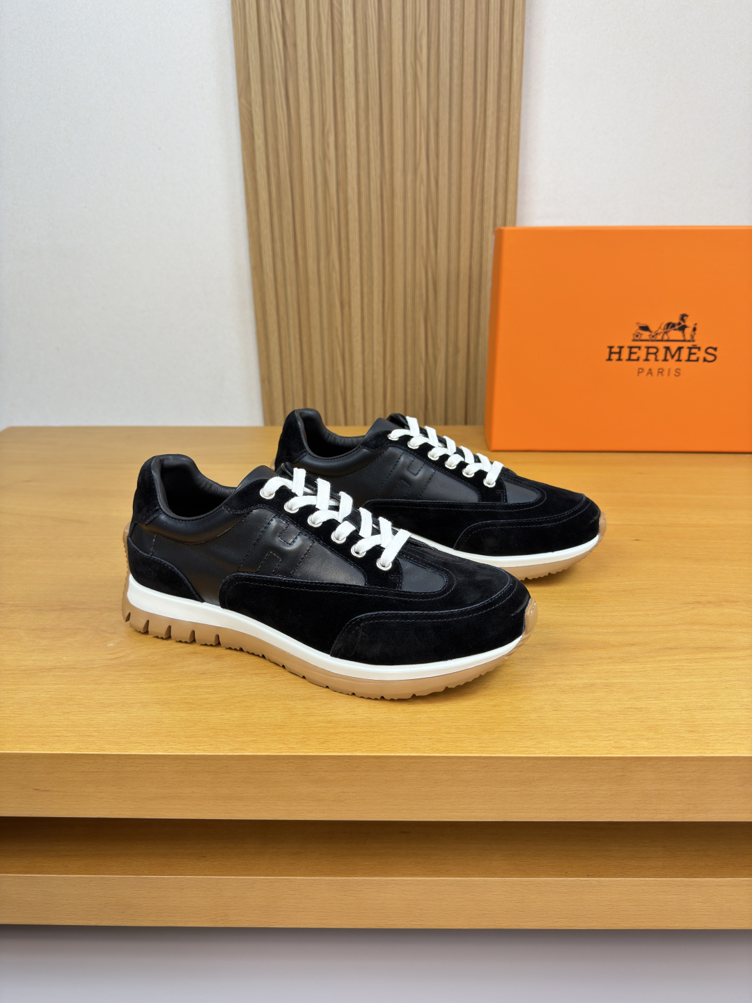 NO:664857,[HERMES] Hermès - high-end quality original casual sports shoes - upper Nappa calfskin, suede calfskin, shoe body sewn H totem, heel. Air pressure brand logo - lining water-dyed cowhide - outsole ultra-light TPU foam; two-color molded outsole - ultra-high quality control, fine workmanship highlighted (high-end, luxury, grade) -Size  38-44 (45, can be customized)·H0157,,hermes,hermes,sneakers,cowhide19860909【 HERMES】爱马仕 -高端品质 原单·休闲运动鞋 -鞋面纳帕小牛皮、反绒小牛皮、鞋身车缝H图腾、后跟.空压品牌logo -内里水染牛皮 -大底超轻TPU发泡；双色成型大底 -超高品控·做工精细凸显(高端·贵气·档次) -Size 38-44（45,可订做)·H0157,,hermes,hermes,sneakers,cowhide,Men's shoes