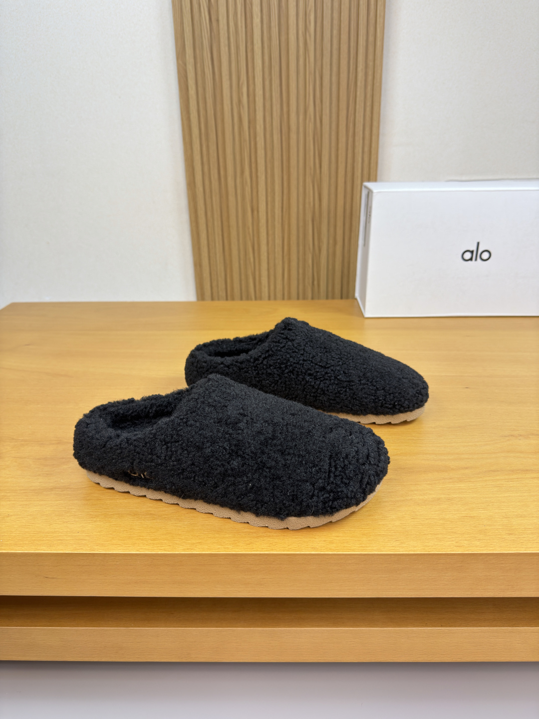 NO:664868,[alo] Ai Luo - high-end quality original casual cotton slippers for couples - wool velvet upper, embroidered brand logo - wool velvet lining - ultra-light TPU foam outsole; molded outsole - ultra-high quality control, fine workmanship (high-end, luxury, grade) -Size 36-44 for men and women (35 for women, 45 for men can be customized)·a9787,, slippers19860909【alo】艾洛 -高端品质 原单·情侣装休闲棉拖鞋 -鞋面羊毛绒、刺绣品牌logo -内里羊毛绒 -大底超轻TPU发泡; 成型大底 -超高品控·做工精细凸显(高端·贵气·档次) -Size 男女同款36-44（女35,男45可订做)·a9787,,slippers,Men's shoes