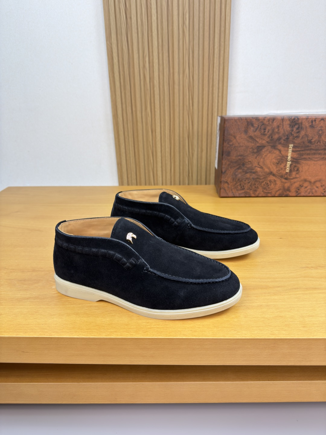 NO:664872,[Stefano Ricci] Stefano Ricci - High-end quality original high-top formal leather shoes - Imported high mercerized suede calf leather on the upper, branded metal fasteners on the tongue, sewing mark thread on the outside of the shoe tab - Water-dyed cow leather on the inside - Ultra-light TPR rubber outsole; molded outsole - Ultra-high quality control, fine workmanship highlighted (high-end, luxury, grade) -Size  39-44 (38,45, can be customized)·ST9787,,cowhide19860909【Stefano Ricci】史蒂芬劳·尼治 -高端品质 原单·高帮正装皮鞋 -鞋面进口高丝光反绒小牛皮、鞋舌品牌金属扣件、鞋丹外合车缝马克线 -内里水染牛皮 -大底超轻TPR橡胶；成型大底 -超高品控·做工精细凸显(高端·贵气·档次) -Size 39-44（38,45,可订做)·ST9787,,cowhide,Men's shoes