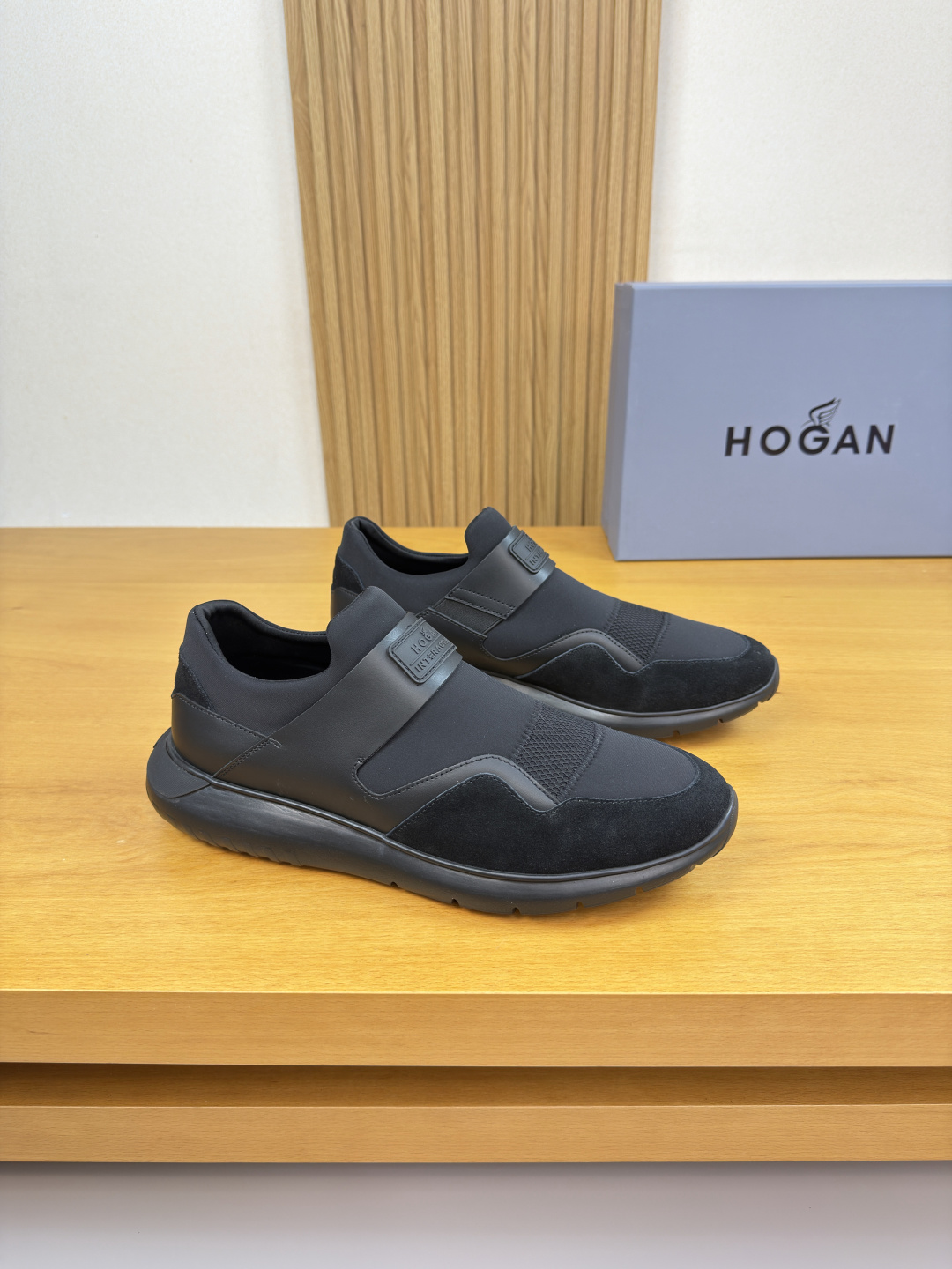 NO:664820,[HOGAN] Hogan - high-end quality original casual sports shoes - upper Nappa calfskin, suede calfskin, brand high mercerized stretch fabric, tongue. Brand plastic logo - brand canvas lining, foot pad; 3D quilted cloth pad - outsole ultra-light TPU foam rubber; molded outsole - ultra-high quality control, fine workmanship, highlighting (high-end, luxury, grade) -Size  39-44 (38, 45, 46, can be customized)·H0039,,hogan,sneakers,cowhide19860909【HOGAN】霍根 -高端品质 原单·休闲运动鞋 -鞋面纳帕小牛皮、反绒小牛皮、品牌高丝光弹力布匹、鞋舌.品牌塑胶标识 -内里品牌帆布,垫脚；3D夹棉布垫 -大底超轻TPU发泡·橡胶；成型大底 -超高品控·做工精细,凸显(高端·贵气·档次) -Size 39-44（38,45,46,可订做)·H0039,,hogan,sneakers,cowhide,Men's shoes