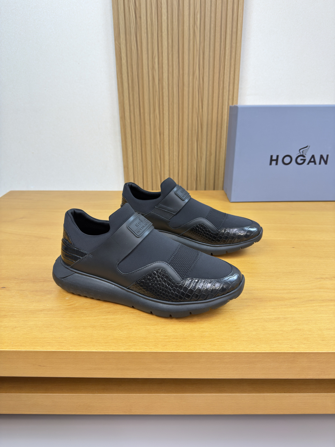 NO:664824,[HOGAN] Hogan - high-end quality original casual sports shoes - upper Nappa calf leather, stone pattern calf leather, brand high mercerized stretch fabric, tongue. Brand plastic logo - brand canvas lining, foot pad; 3D quilted cloth pad - outsole ultra-light TPU foam rubber; molded outsole - ultra-high quality control, fine workmanship, highlighting (high-end, luxury, grade) -Size  39-44 (38, 45, 46, can be customized)·H0039,,hogan,sneakers,cowhide19860909【HOGAN】霍根 -高端品质 原单·休闲运动鞋 -鞋面纳帕小牛皮、石头纹小牛皮、品牌高丝光弹力布匹、鞋舌.品牌塑胶标识 -内里品牌帆布,垫脚；3D夹棉布垫 -大底超轻TPU发泡·橡胶；成型大底 -超高品控·做工精细,凸显(高端·贵气·档次) -Size 39-44（38,45,46,可订做)·H0039,,hogan,sneakers,cowhide,Men's shoes