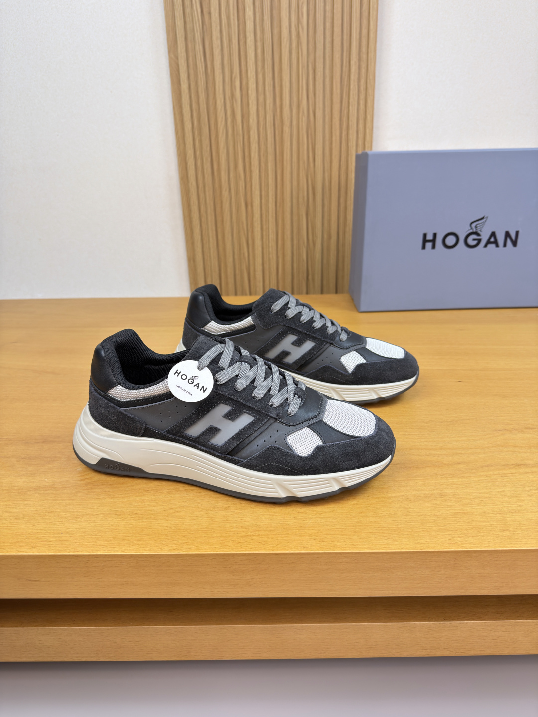 NO:664829,[HOGAN] Hogan - high-end quality original casual sports shoes - upper Nappa calfskin, suede calfskin, brand canvas, shoe body sewing H totem, tongue air pressure brand logo - lining brand canvas, foot pads; 3D embossed cotton-covered canvas - outsole original TPU foam rubber; two-color molded outsole - ultra-high quality control, fine workmanship, highlighting (high-end, luxury, grade) -Size  39-44 (38,45, can be customized)·03858,,hogan,sneakers,cowhide19860909【HOGAN】霍根 -高端品质 原单·休闲运动鞋 -鞋面纳帕小牛皮、反绒小牛皮、品牌帆布、鞋身车缝H图腾、鞋舌空压品牌logo -内里品牌帆布,垫脚；3D压印包棉帆布 -大底原版TPU发泡.橡胶; 双色成型大底 -超高品控·做工精细.凸显(高端·贵气·档次) -Size 39-44（38,45,可订做)·03858,,hogan,sneakers,cowhide,Men's shoes