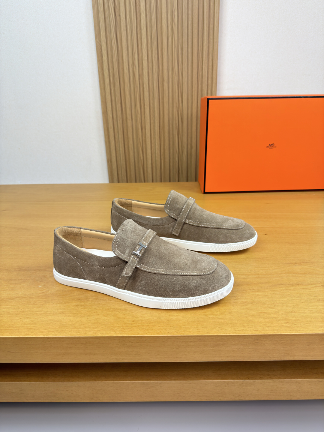 NO:664841,[HERMES] Hermès - high-end quality original casual sports sneakers - suede calfskin upper, branded metal fasteners, and cotton-covered heel to increase comfort - water-dyed cowhide lining - ultra-light original TPR rubber outsole; molded outsole - ultra-high quality control, fine workmanship (high-end, luxury, class) -Size  39-44 (38.45.46. Can be customized)·H0231,,hermes,hermes,cowhide19860909【 HERMES】爱马仕 -高端品质 原单·休闲运动板鞋 -鞋面反绒小牛皮、品牌金属扣件、后跟包棉块.增加舒适度 -内里水染牛皮 -大底超轻原版TPR.橡胶；成型大底 -超高品控·做工精细凸显(高端·贵气·档次) -Size 39-44（38.45.46.可订做)·H0231,,hermes,hermes,cowhide,Men's shoes
