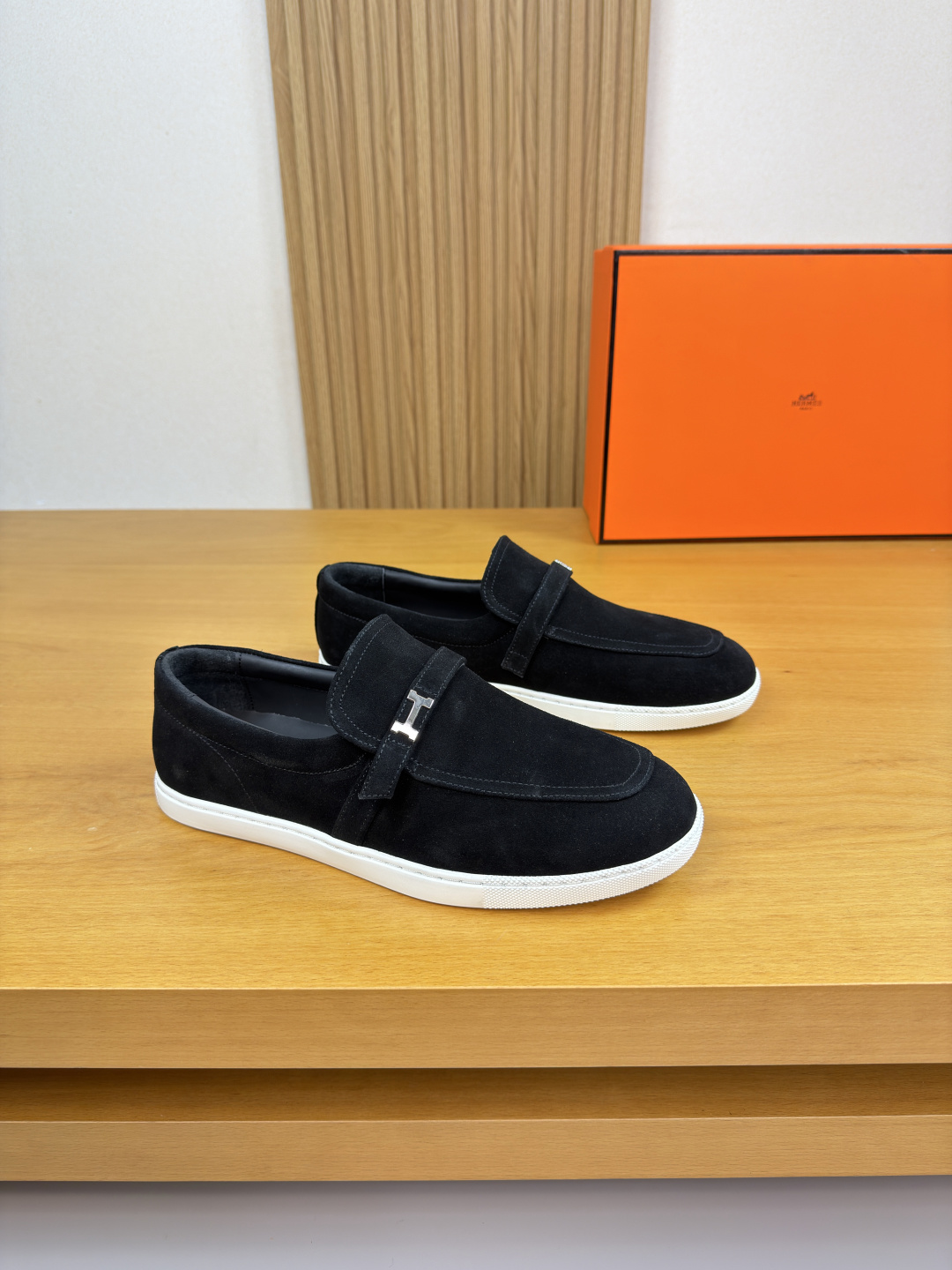 NO:664846,[HERMES] Hermès - high-end quality original casual sports sneakers - upper with high mercerized suede calfskin, branded metal fasteners, heel covered with cotton to increase comfort - lining water-dyed cowhide - outsole ultra-light original TPR.  39-44 (38.45.46. Can be customized)·H0231,,hermes,hermes,cowhide19860909【 HERMES】爱马仕 -高端品质 原单·休闲运动板鞋 -鞋面高丝光反绒小牛皮、品牌金属扣件、后跟包棉块.增加舒适度 -内里水染牛皮 -大底超轻原版TPR.橡胶；成型大底 -超高品控·做工精细凸显(高端·贵气·档次) -Size 39-44（38.45.46.可订做)·H0231,,hermes,hermes,cowhide,Men's shoes