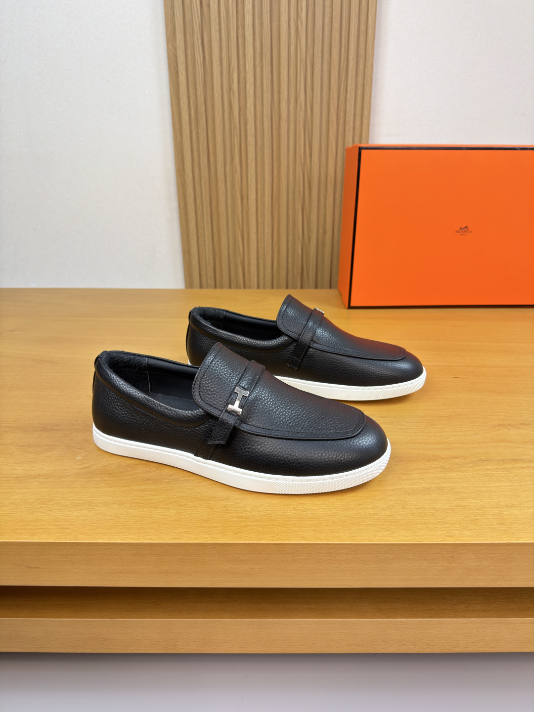 NO:664853,[HERMES] Hermès - high-end quality original casual sports sneakers - pebbled calfskin upper, branded metal fasteners, and cotton-covered heel to increase comfort - water-dyed cowhide lining - ultra-light original TPR rubber outsole; molded outsole - ultra-high quality control, fine workmanship (high-end, luxury, class) -Size  39-44 (38.45.46. Can be customized)·H0231,,hermes,hermes,cowhide19860909【 HERMES】爱马仕 -高端品质 原单·休闲运动板鞋 -鞋面荔纹小牛皮、品牌金属扣件、后跟包棉块.增加舒适度 -内里水染牛皮 -大底超轻原版TPR.橡胶；成型大底 -超高品控·做工精细凸显(高端·贵气·档次) -Size 39-44（38.45.46.可订做)·H0231,,hermes,hermes,cowhide,Men's shoes