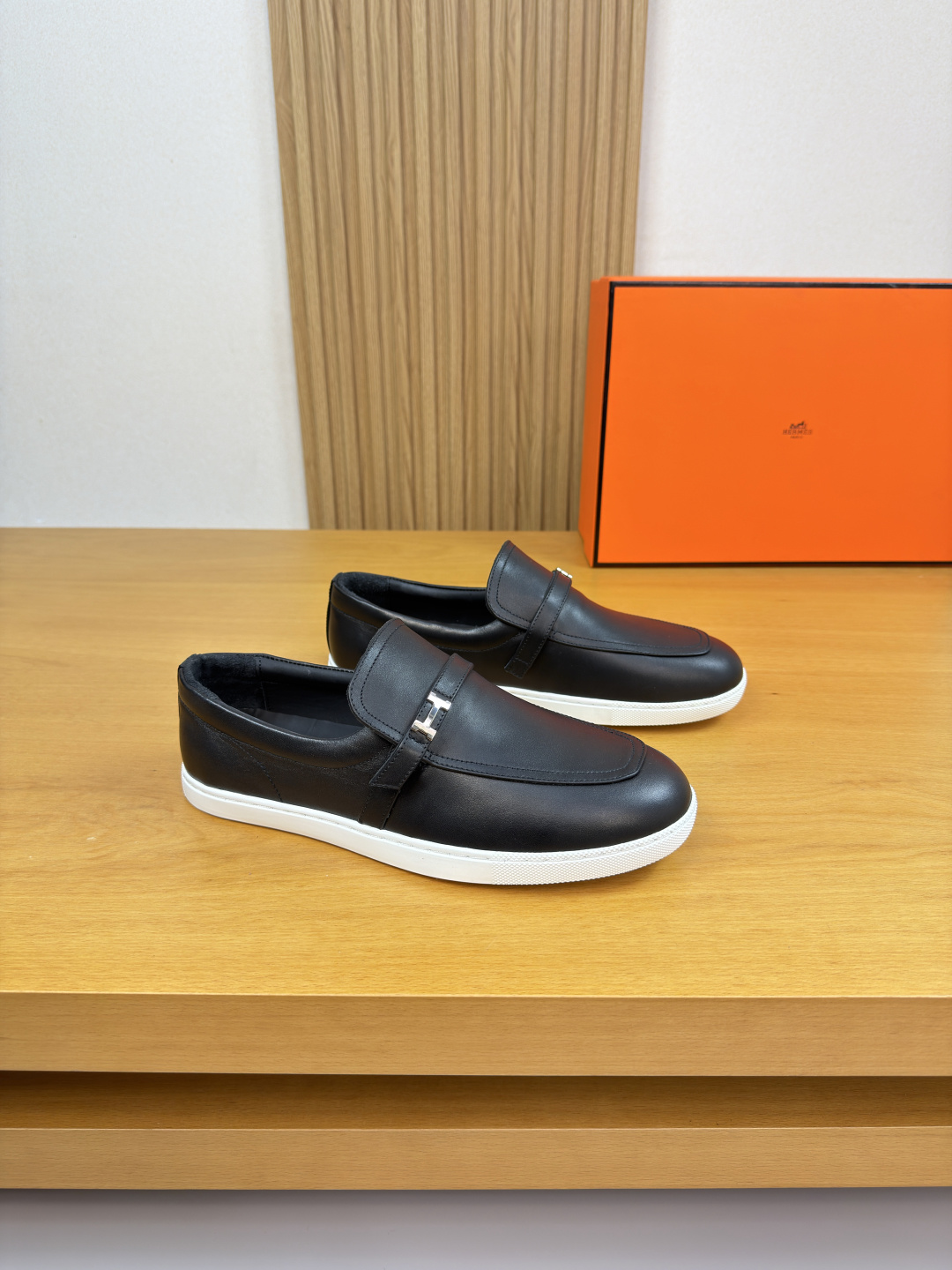 NO:664856,[HERMES] Hermès - high-end quality original casual sports sneakers - upper Nappa calfskin, branded metal fasteners, heel wrapped with cotton to increase comfort - lining water-dyed cowhide - outsole ultra-light original TPR.  39-44 (38.45.46. Can be customized)·H0231,,hermes,hermes,cowhide19860909【 HERMES】爱马仕 -高端品质 原单·休闲运动板鞋 -鞋面纳帕小牛皮、品牌金属扣件、后跟包棉块.增加舒适度 -内里水染牛皮 -大底超轻原版TPR.橡胶；成型大底 -超高品控·做工精细凸显(高端·贵气·档次) -Size 39-44（38.45.46.可订做)·H0231,,hermes,hermes,cowhide,Men's shoes