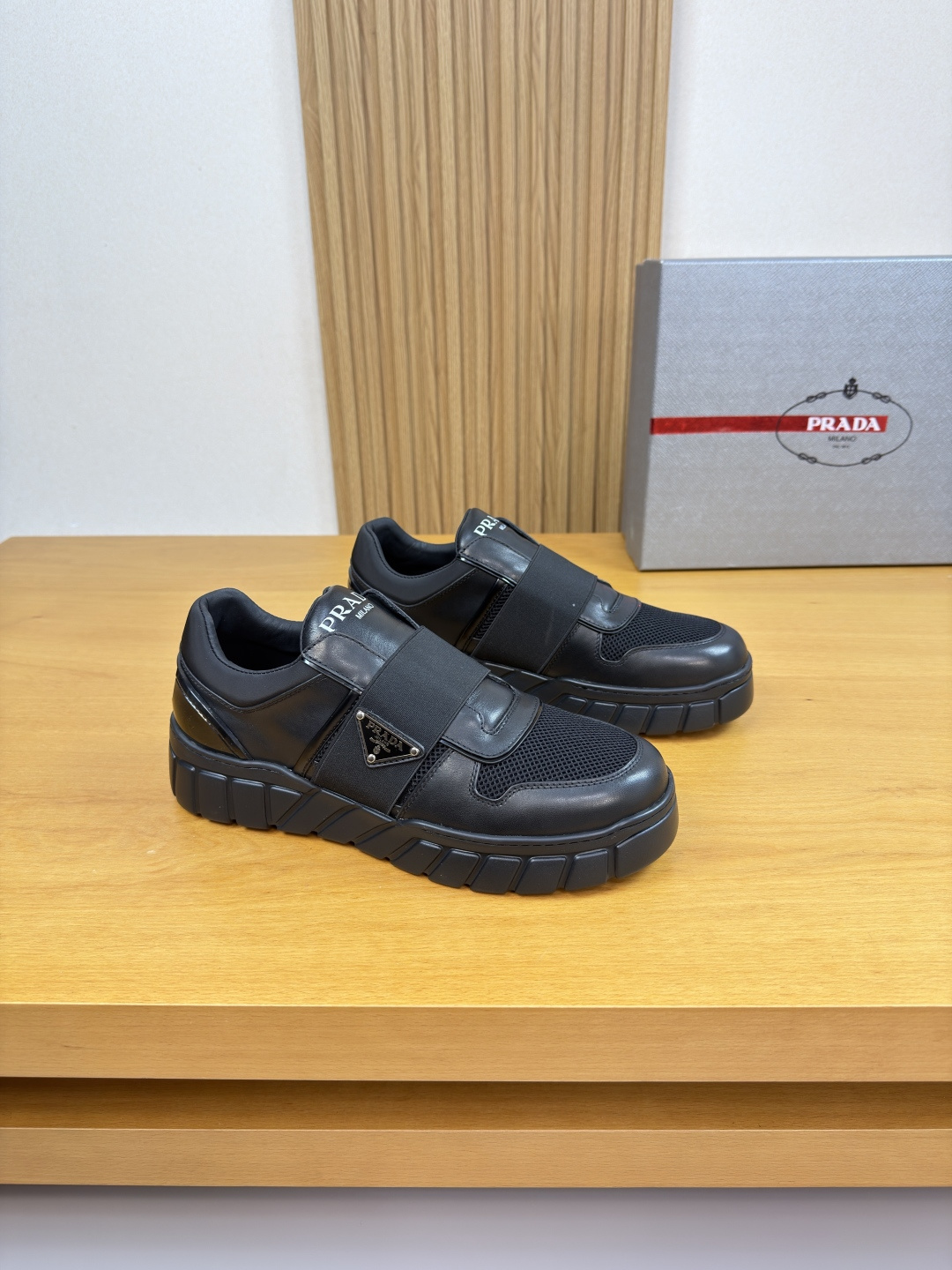 NO:664869,[PRADA] Prada - high-end quality original casual sports shoes - upper Nappa calfskin, brand canvas fabric, shoe body brand metal fastener elastic band, tongue, silk screen high frequency brand logo, heel plastic module - lining water-dyed cowhide - outsole ultra-light TPU foam; molded outsole - ultra-high quality control, fine workmanship highlighted (high-end, luxury, grade) -Size  38-44 (45, can be customized)·PR1540,,prada,prada,sneakers,cowhide19860909【 PRADA】普拉达  -高端品质 原单·休闲运动鞋 -鞋面纳帕小牛皮、品牌帆布布匹、鞋身品牌金属扣件松紧带、鞋舌.丝印高周波品牌logo、后跟塑胶模块 -内里水染牛皮 -大底超轻TPU发泡; 成型大底 -超高品控·做工精细凸显(高端·贵气·档次) -Size 38-44（45,可订做)·PR1540,,prada,prada,sneakers,cowhide,Men's shoes