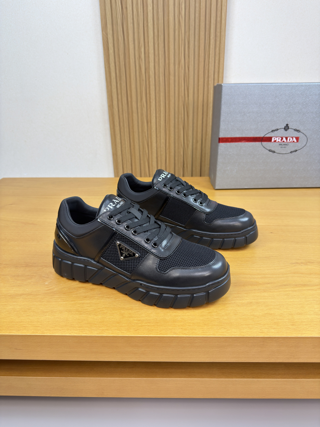 NO:664871,[PRADA] Prada - high-end quality original casual sports shoes - upper Nappa calfskin, brand canvas fabric, shoe body brand metal fasteners, tongue, silk screen high frequency brand logo, heel plastic module - lining water-dyed cowhide - outsole ultra-light TPU foam; molded outsole - ultra-high quality control, fine workmanship highlighted (high-end, luxury, grade) -Size  38-44 (45, can be customized)·PR1540,,prada,prada,sneakers,cowhide19860909【 PRADA】普拉达  -高端品质 原单·休闲运动鞋 -鞋面纳帕小牛皮、品牌帆布布匹、鞋身品牌金属扣件、鞋舌.丝印高周波品牌logo、后跟塑胶模块 -内里水染牛皮 -大底超轻TPU发泡; 成型大底 -超高品控·做工精细凸显(高端·贵气·档次) -Size 38-44（45,可订做)·PR1540,,prada,prada,sneakers,cowhide,Men's shoes