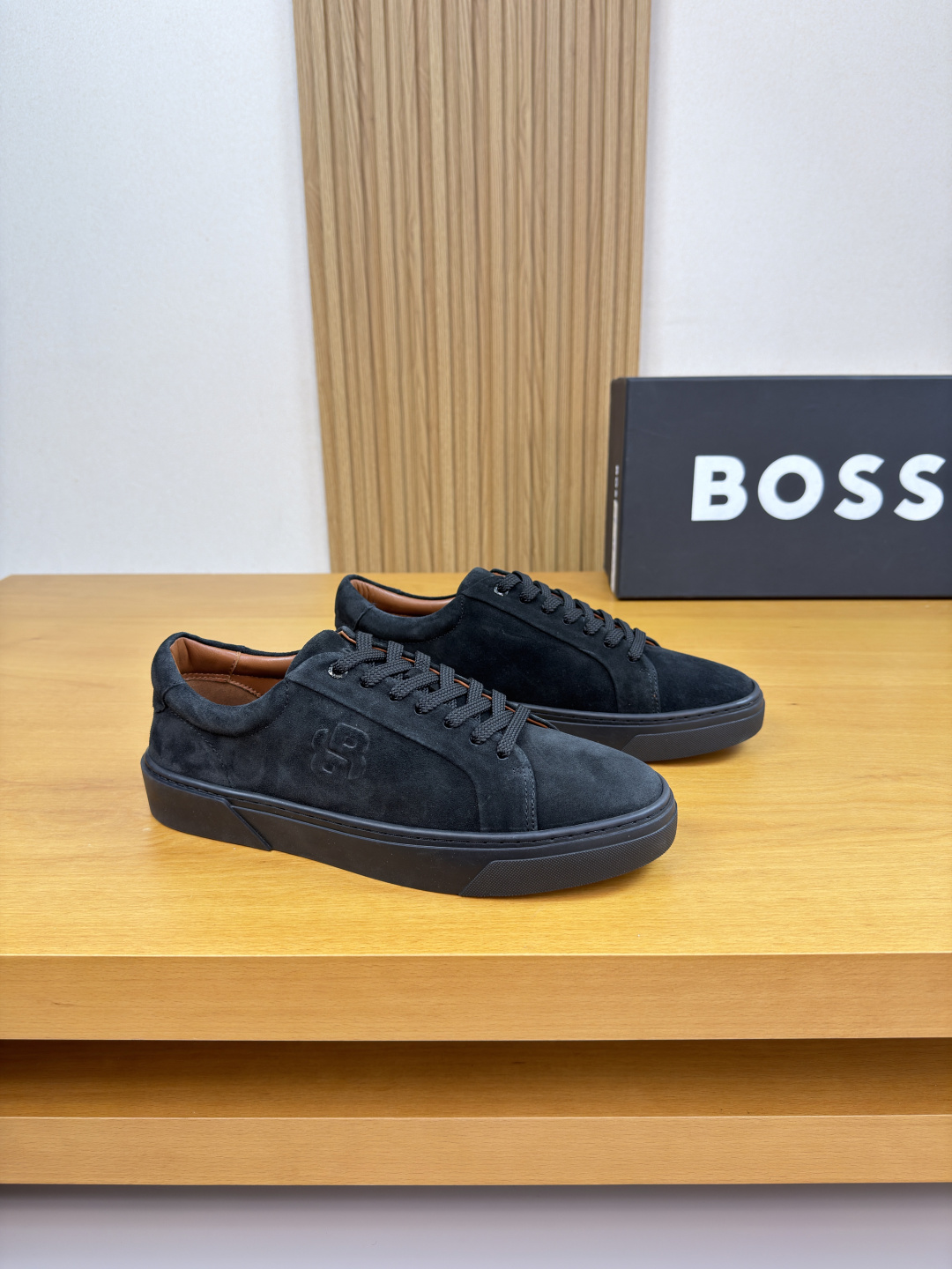 NO:665181,[BOSS] BOSS - high-end quality original order casual sports shoes - suede calfskin upper, anti-hidden stitching on the ears, tongue, shoe body, air pressure brand logo - water-dyed cowhide inside - ultra-light TPR rubber outsole; molded outsole - ultra-high quality control, fine workmanship (high-end, luxury, grade) -Size  39-44 (38,45, can be customized)·0126,,sneakers,cowhide19860909【BOSS】博思 -高端品质 原单·休闲运动鞋 -鞋面反绒小牛皮、鞋耳车反暗线工艺、鞋舌.鞋身.空压品牌logo -内里水染牛皮 -大底超轻TPR·橡胶；成型大底 -超高品控·做工精细凸显(高端·贵气·档次) -Size 39-44（38,45,可订做)·0126,,sneakers,cowhide,Men's shoes