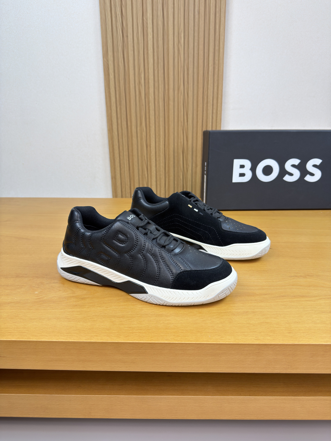 NO:665185,[BOSS] BOSS - High-end quality original casual sports shoes - Upper Nappa calfskin, suede calfskin, shoe body. Embroidered brand totem, tongue. Silk-screen brand logo - Brand canvas lining - Outsole ultra-light TPU foam rubber; two-color molded outsole - Ultra-high quality control, fine workmanship highlighted (high-end, luxury, grade) -Size  39-44 (38,45, can be customized)·0126,,sneakers,cowhide19860909【BOSS】博思 -高端品质 原单·休闲运动鞋 -鞋面纳帕小牛皮、反绒小牛皮、鞋身.刺绣品牌图腾、鞋舌.丝印品牌logo -内里品牌帆布 -大底超轻TPU发泡·橡胶；双色成型大底 -超高品控·做工精细凸显(高端·贵气·档次) -Size 39-44（38,45,可订做)·0126,,sneakers,cowhide,Men's shoes