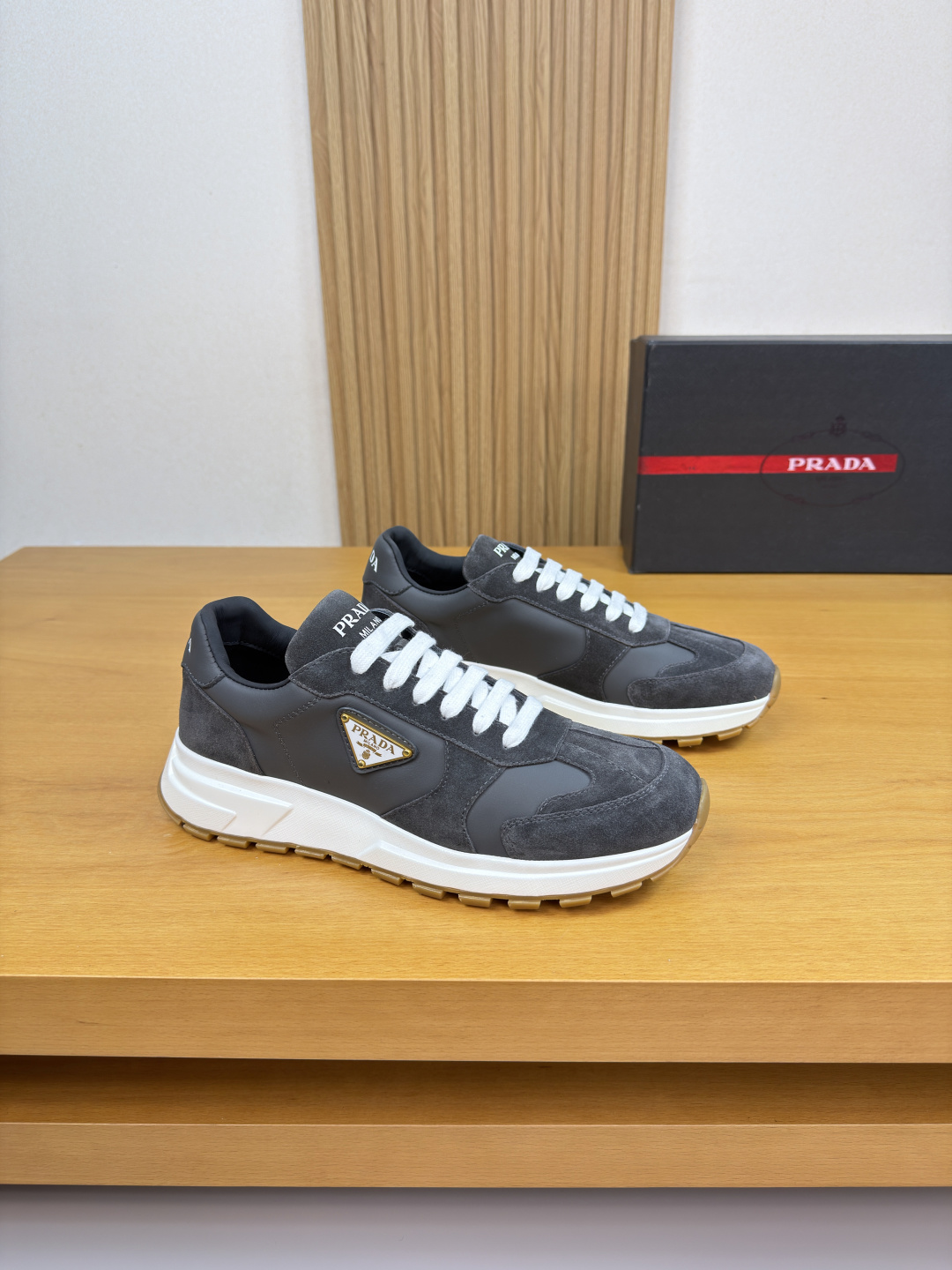 NO:665190,[PRADA] Prada - high-end quality original single casual sports shoes - upper Nappa calfskin, suede calfskin, shoe body sewn brand metal fasteners, tongue. Heel · silk screen high frequency brand logo - lining water-dyed cowhide - outsole ultra-light TPU · rubber two-color molded outsole - ultra-high quality control · fine workmanship highlighted (high-end · luxury · grade) -Size  39-44 (38,45, can be customized)·0234,,prada,prada,sneakers,cowhide19860909【PRADA】普拉达 -高端品质 原单·休闲运动鞋 -鞋面纳帕小牛皮、反绒小牛皮、鞋身车缝品牌金属扣件、鞋舌.后跟·丝印高周波品牌logo -内里水染牛皮 -大底超轻TPU·橡胶双色成型大底 -超高品控·做工精细凸显(高端·贵气·档次) -Size 39-44（38,45,可订做)·0234,,prada,prada,sneakers,cowhide,Men's shoes
