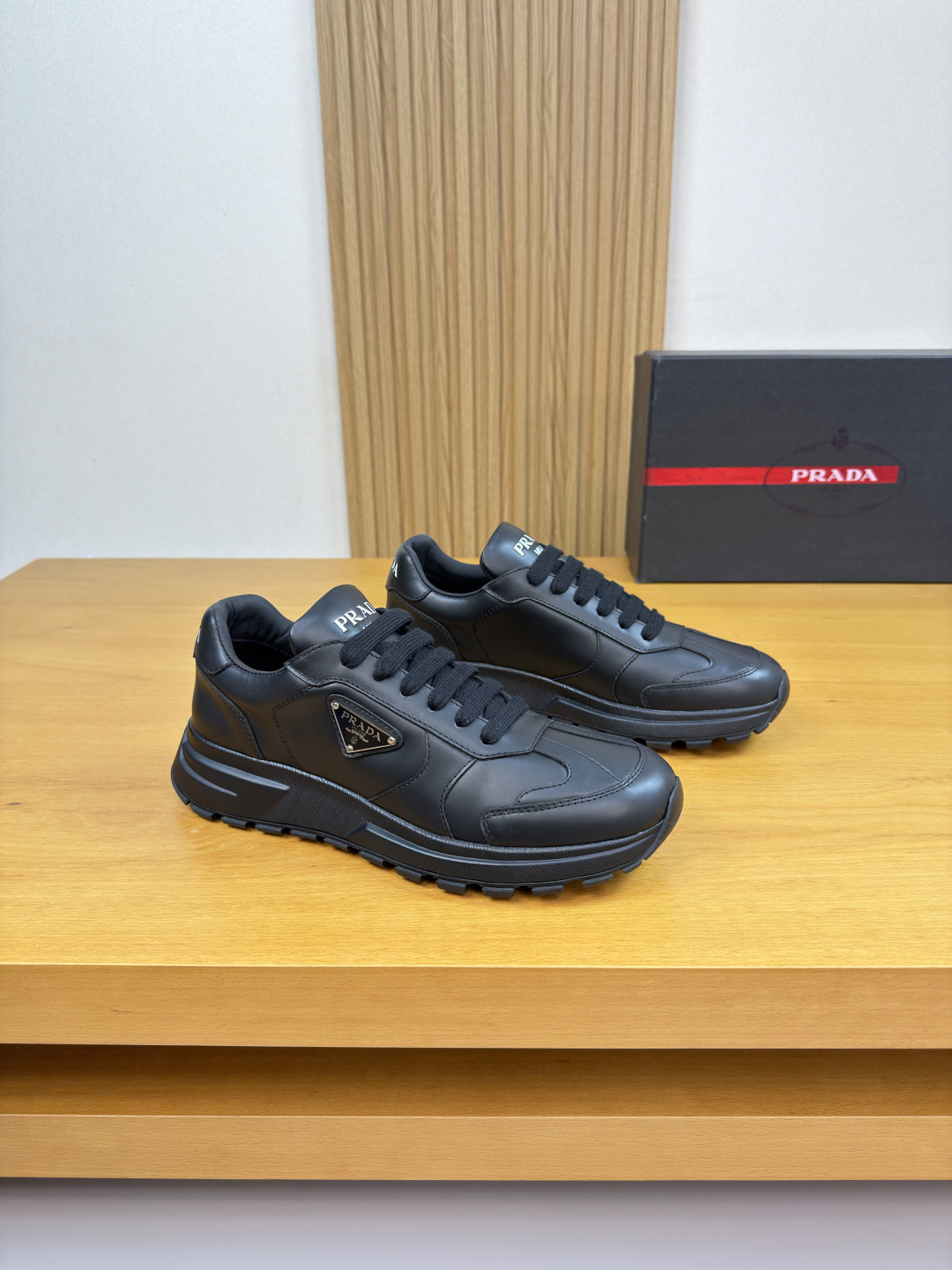 NO:665197,[PRADA] Prada - high-end quality original order casual sports shoes - upper Nappa calfskin, shoe body sewn brand metal fasteners, tongue. Heel · silk screen high frequency brand logo - lining water-dyed cowhide - outsole ultra-light TPU · rubber two-color molded outsole - ultra-high quality control · fine workmanship highlighted (high-end · luxury · grade) -Size  39-44 (38,45, can be customized)·0234,,prada,prada,sneakers,cowhide19860909【PRADA】普拉达 -高端品质 原单·休闲运动鞋 -鞋面纳帕小牛皮、鞋身车缝品牌金属扣件、鞋舌.后跟·丝印高周波品牌logo -内里水染牛皮 -大底超轻TPU·橡胶双色成型大底 -超高品控·做工精细凸显(高端·贵气·档次) -Size 39-44（38,45,可订做)·0234,,prada,prada,sneakers,cowhide,Men's shoes